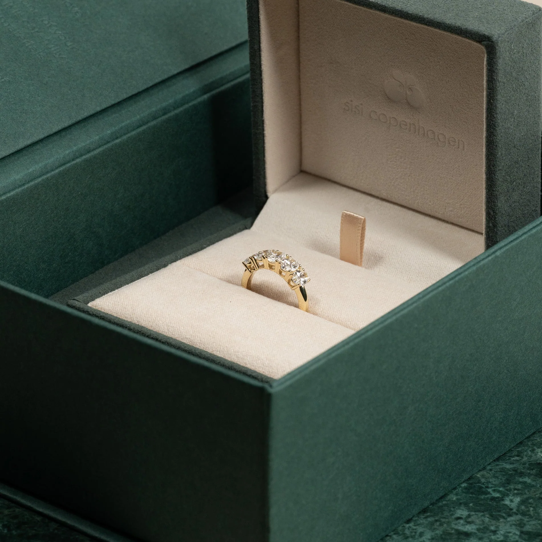 FIVE STONE OVAL-CUT LAB-DIAMOND RING - 2.0ct - YG - Image 9