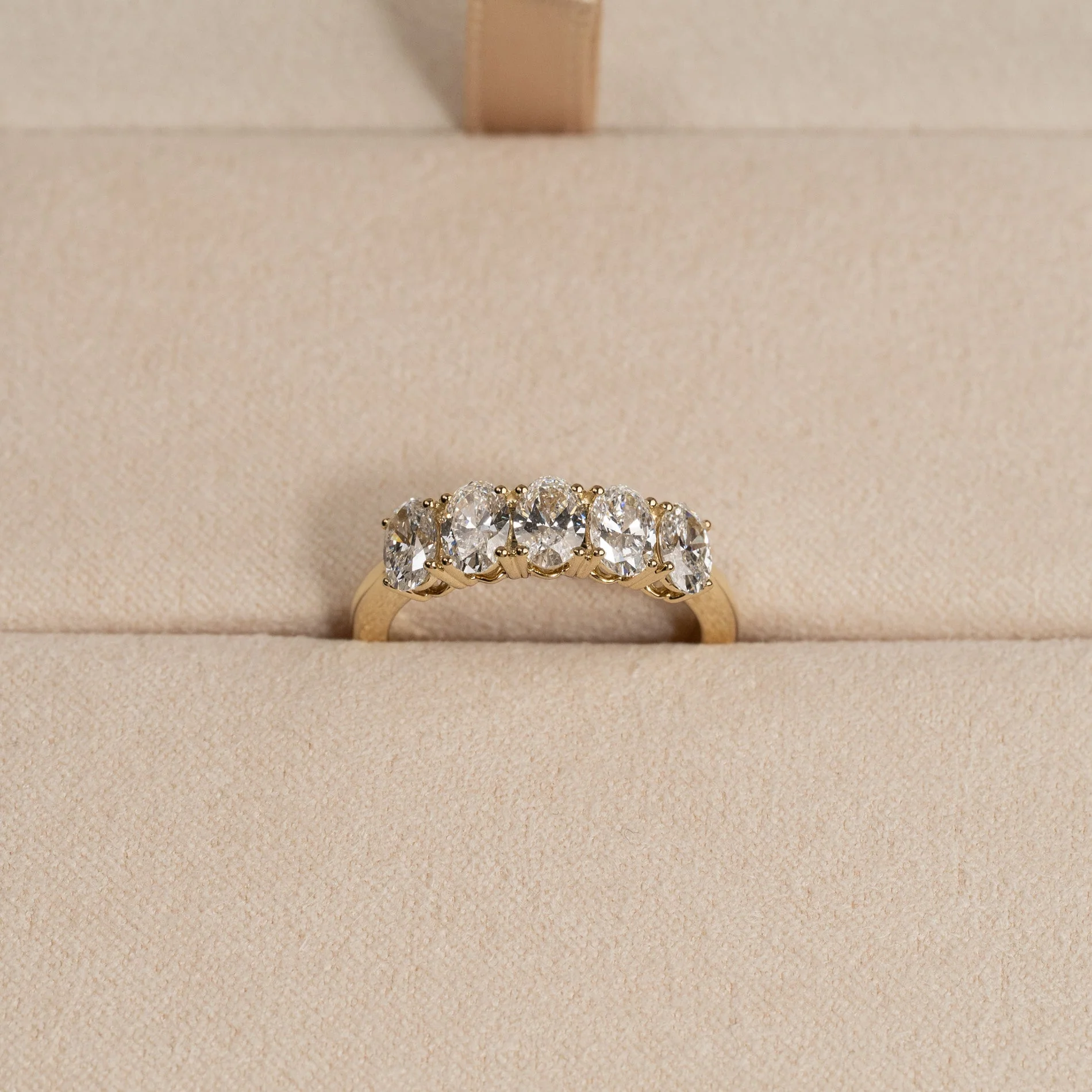 FIVE STONE OVAL-CUT LAB-DIAMOND RING - 1.5ct - YG - Image 4