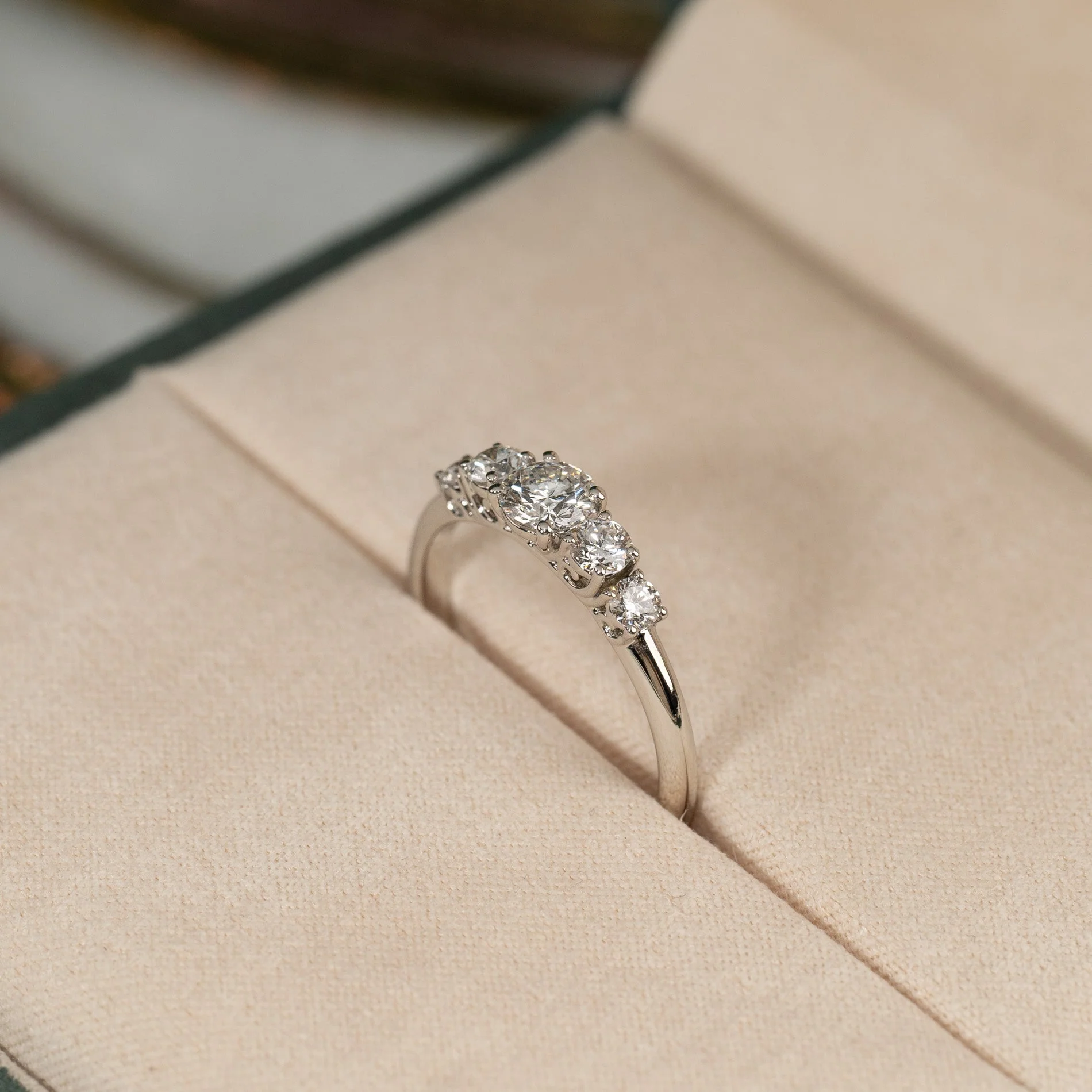 FIVE-STONE TRELLIS LAB-DIAMOND RING - 0.7ct - WG - Image 10