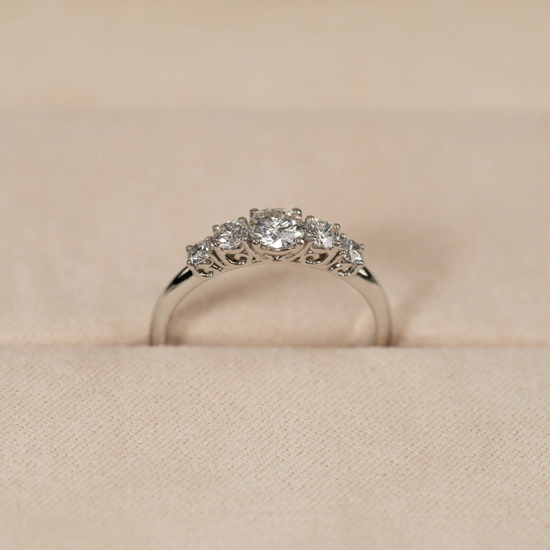 FIVE-STONE TRELLIS LAB-DIAMOND RING - 0.7ct - WG - Image 4