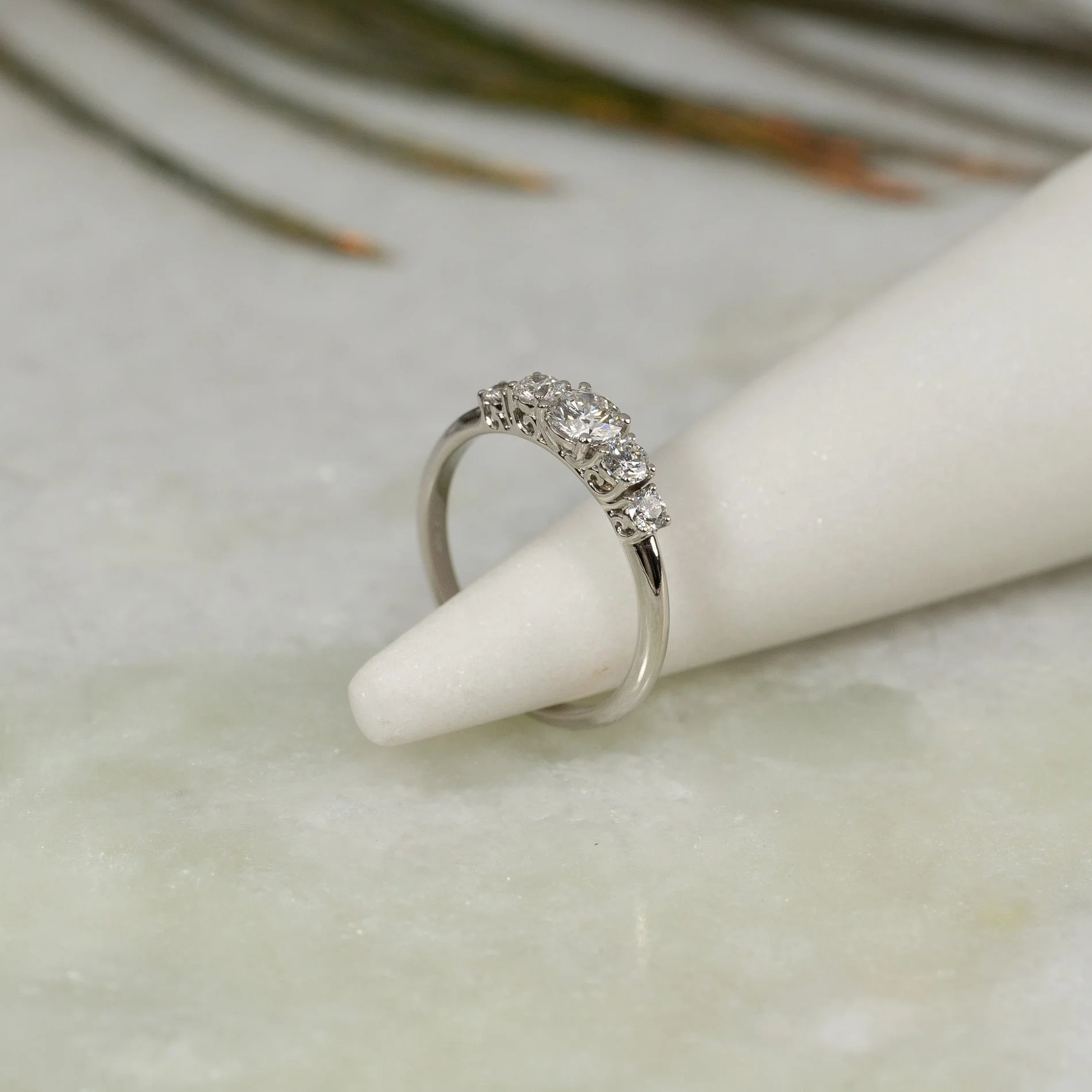 FIVE-STONE TRELLIS LAB-DIAMOND RING - 0.7ct - WG - Image 7