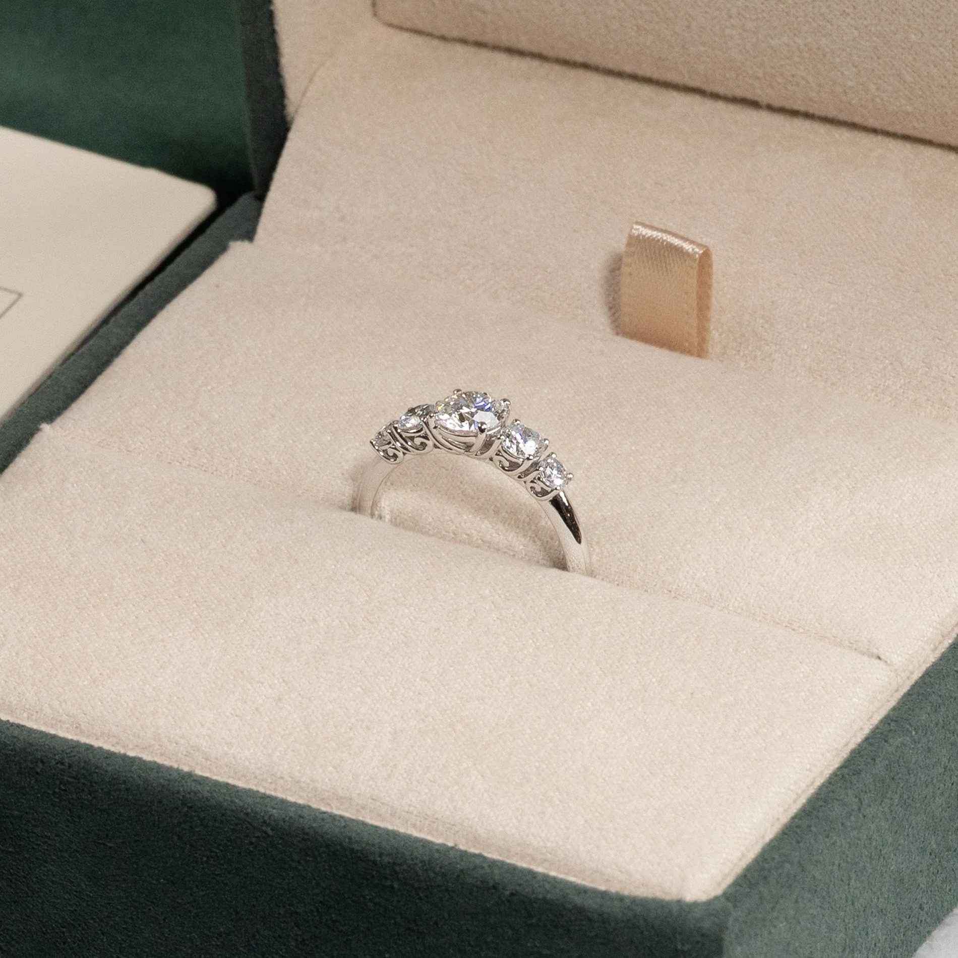 FIVE-STONE TRELLIS LAB-DIAMOND RING - 1.0ct - WG - Image 9