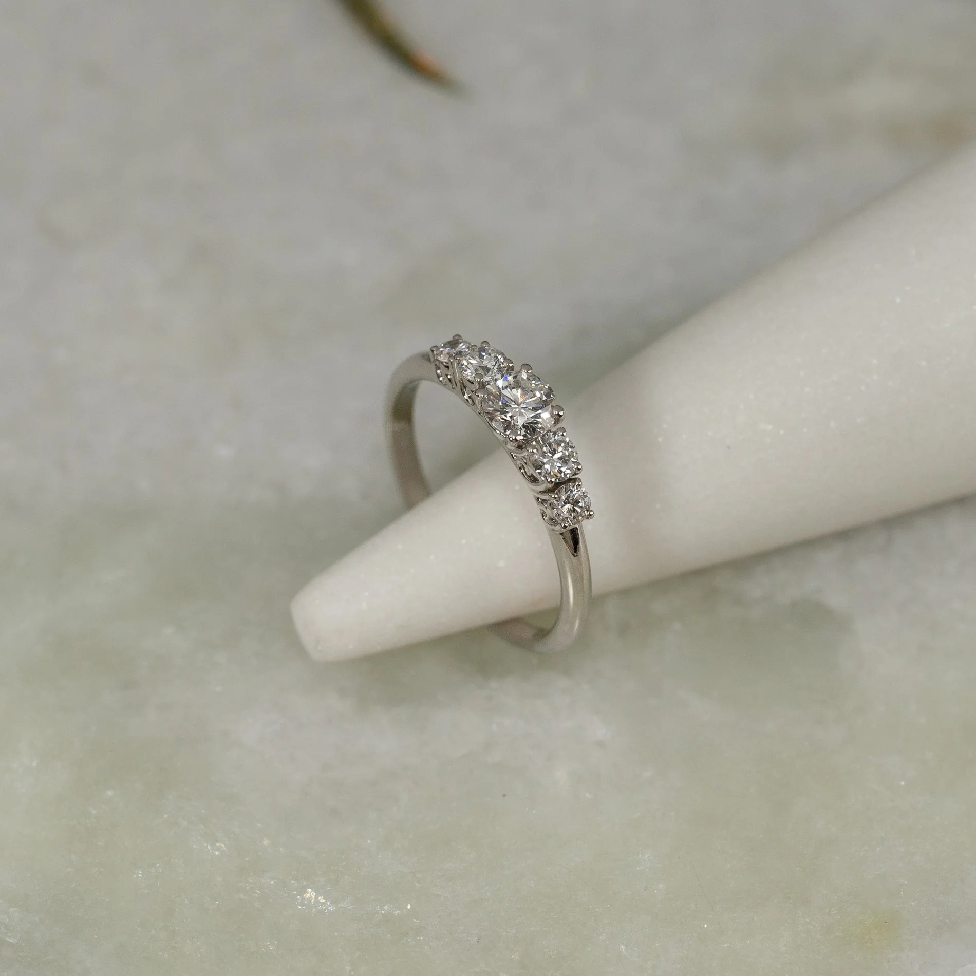 FIVE-STONE TRELLIS DIAMOND RING - Image 4