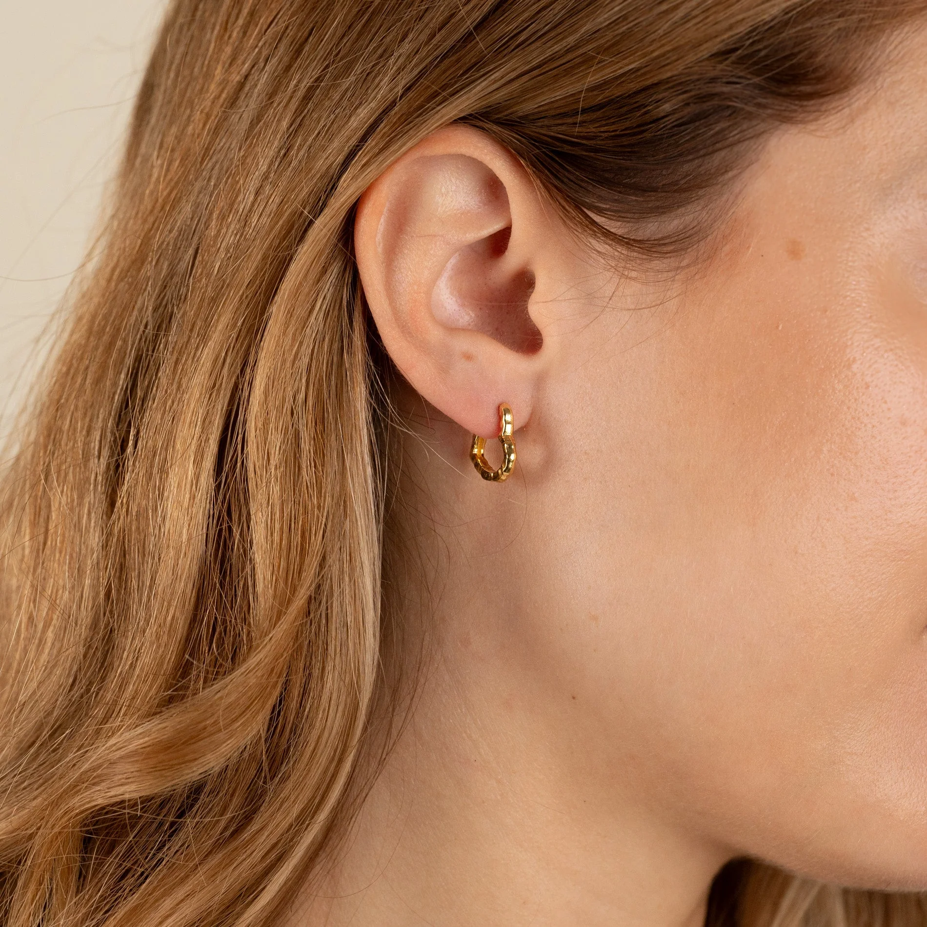 FREYA GOLDEN CREOL EARRING - Image 4
