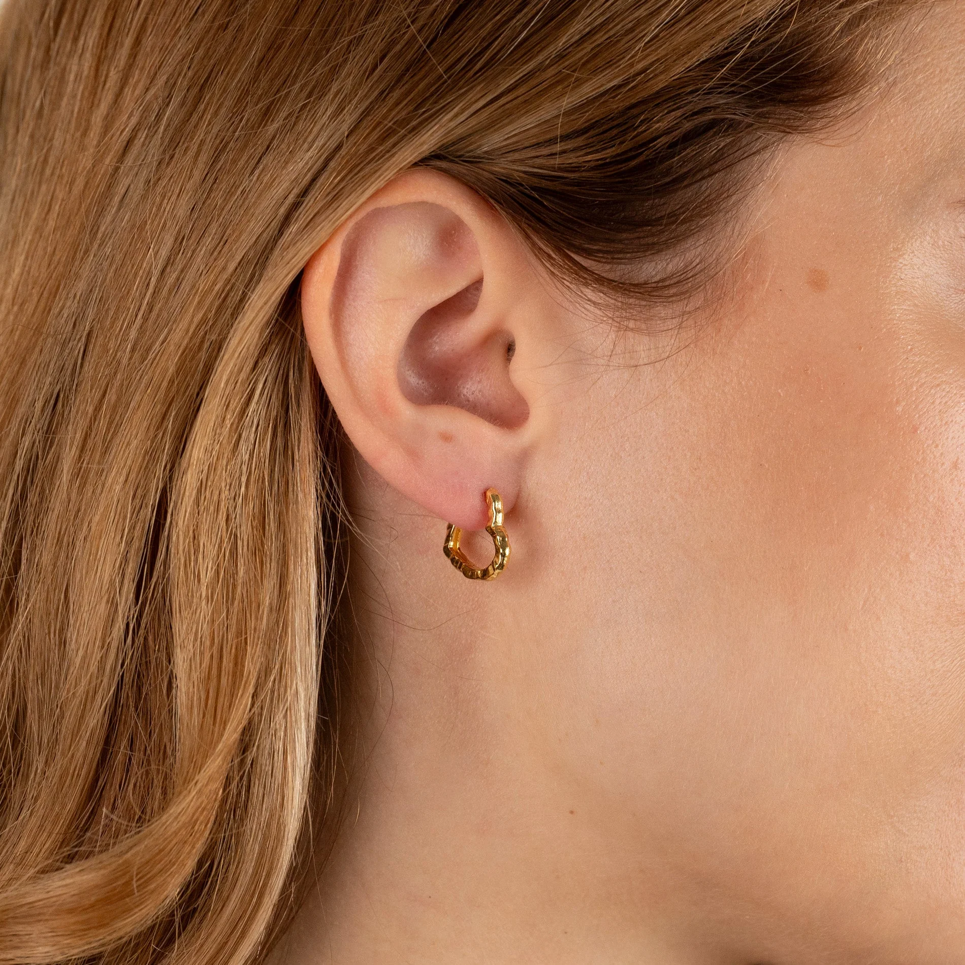 FREYA GOLDEN CREOL EARRING - Image 6