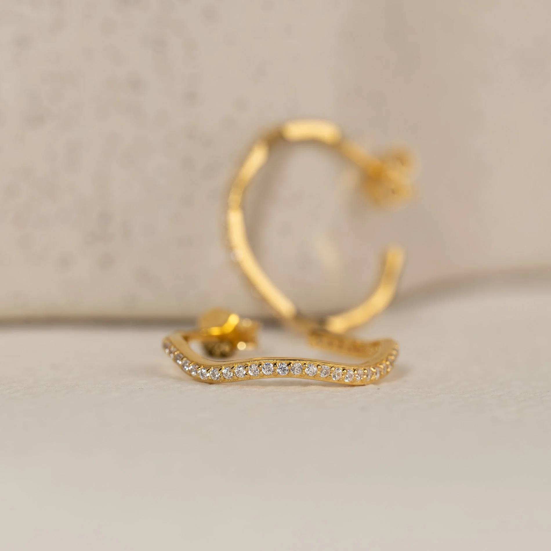 GAIA CRYSTAL GOLDEN CREOL EARRING - Image 3