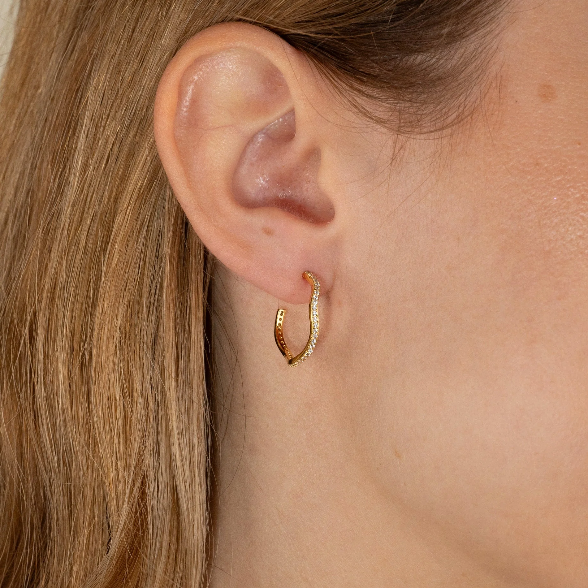 GAIA CRYSTAL GOLDEN CREOL EARRING - Image 4