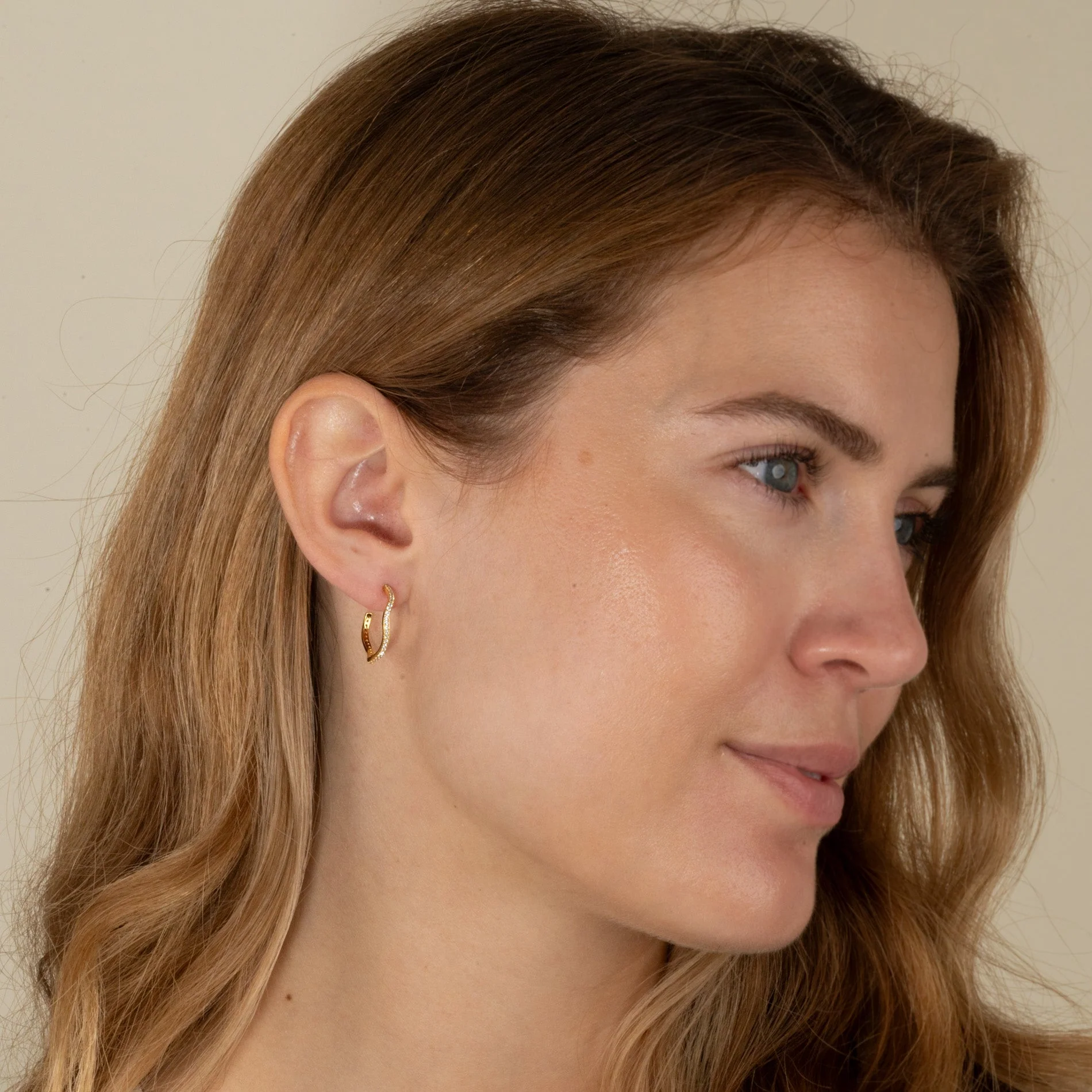 GAIA CRYSTAL GOLDEN CREOL EARRING - Image 6