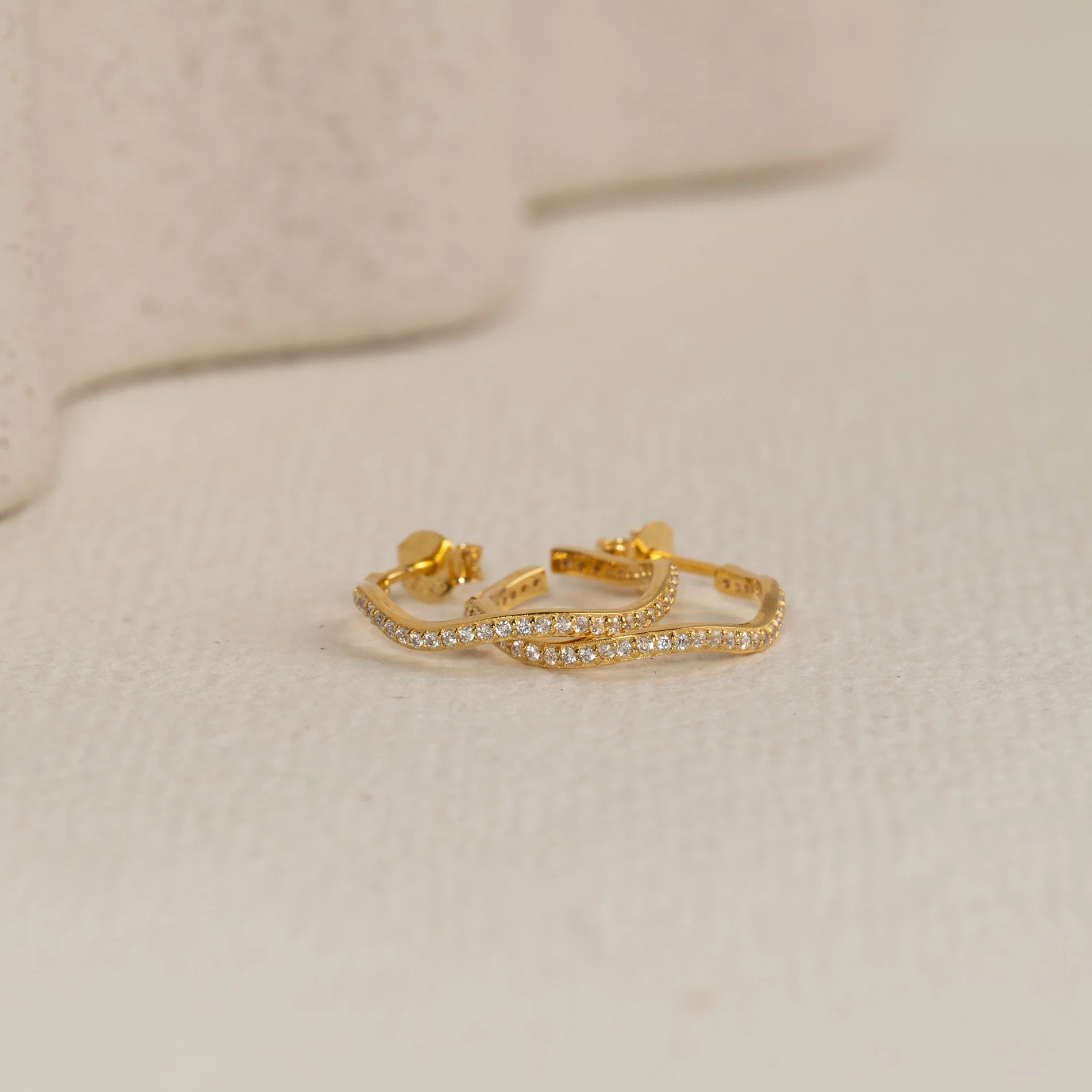 GAIA CRYSTAL GOLDEN CREOL EARRING - Image 7
