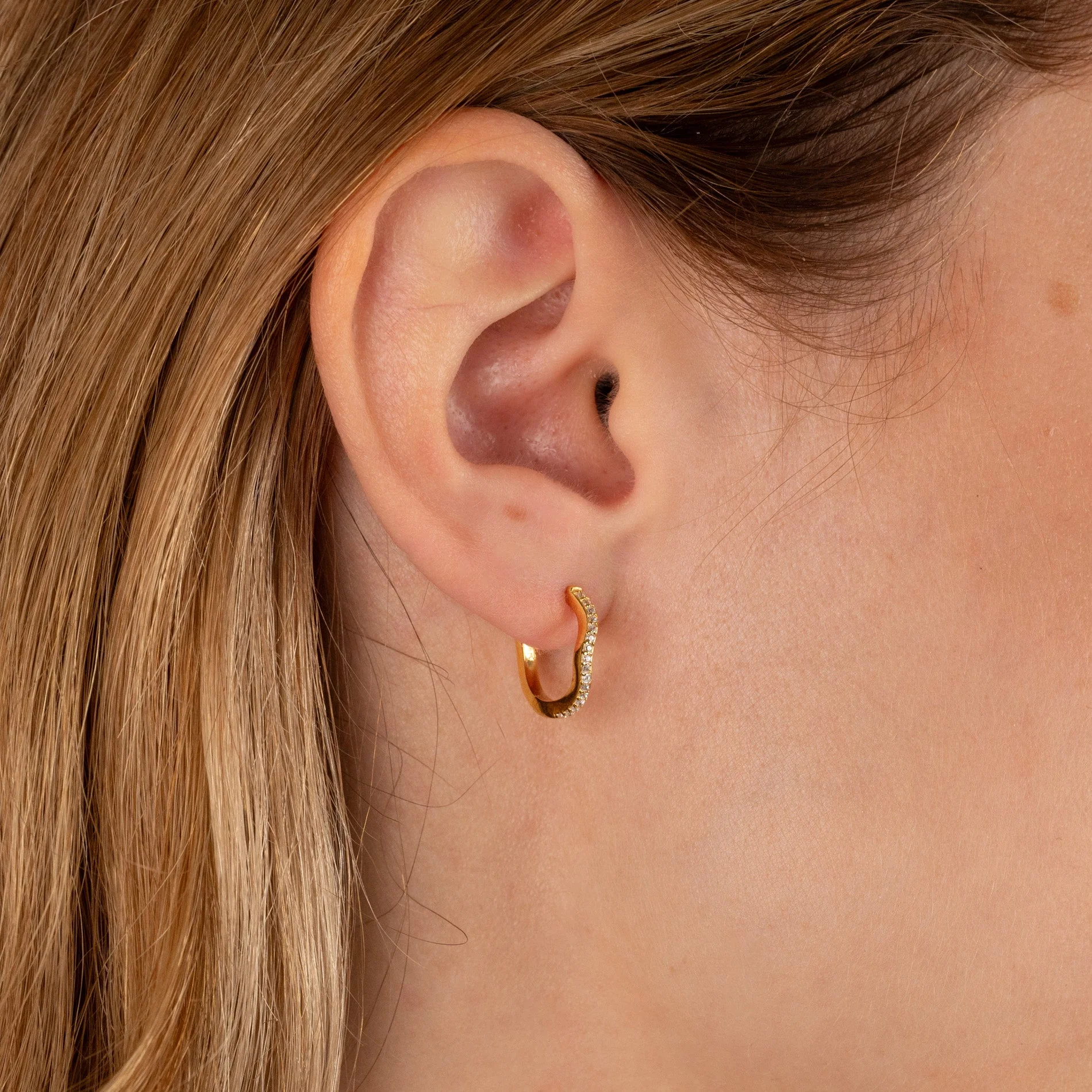 GAIA CRYSTAL GOLDEN HUGGIE EARRING - Image 4