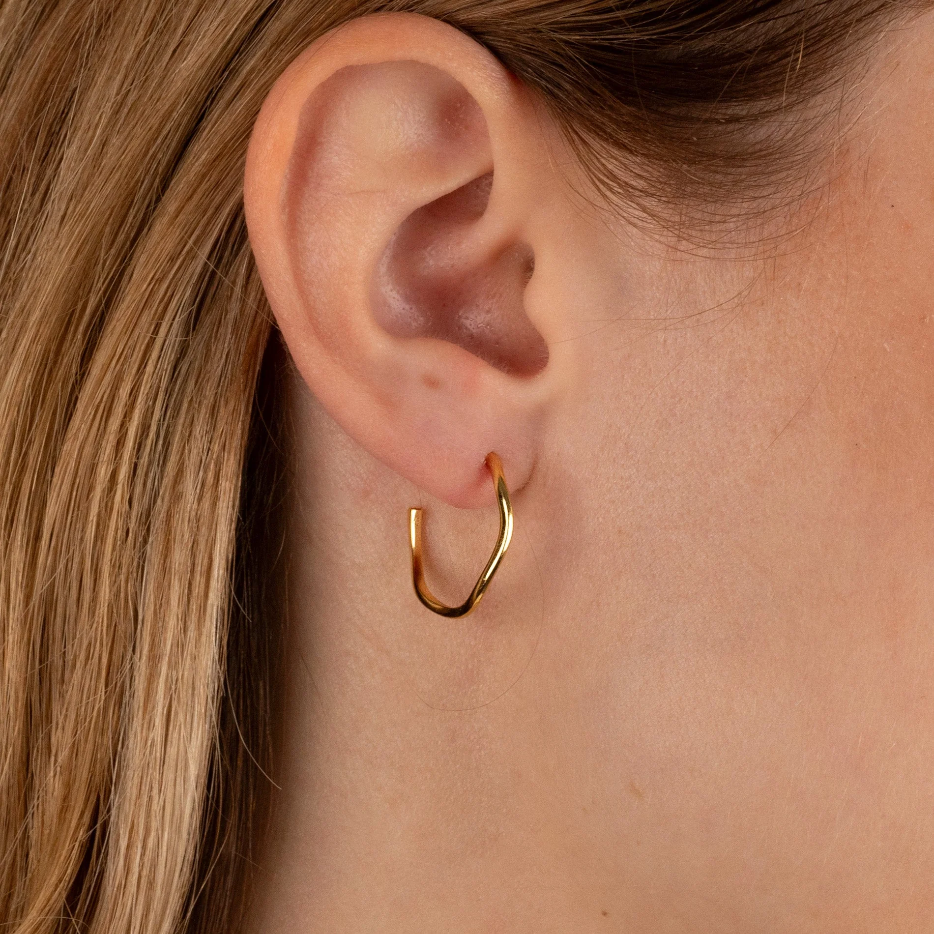 GAIA GOLDEN CREOL EARRING - Image 2