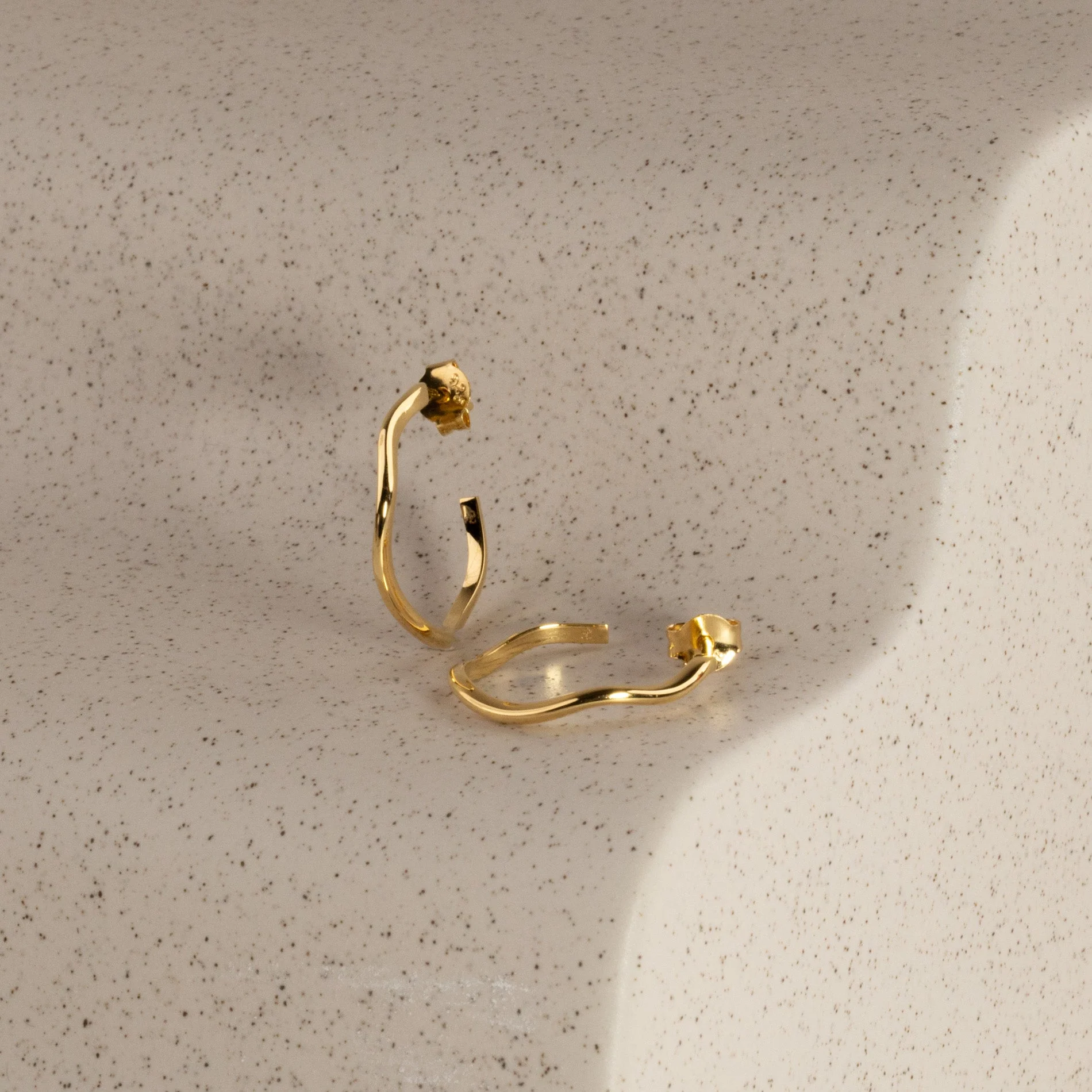 GAIA GOLDEN CREOL EARRING - Image 3
