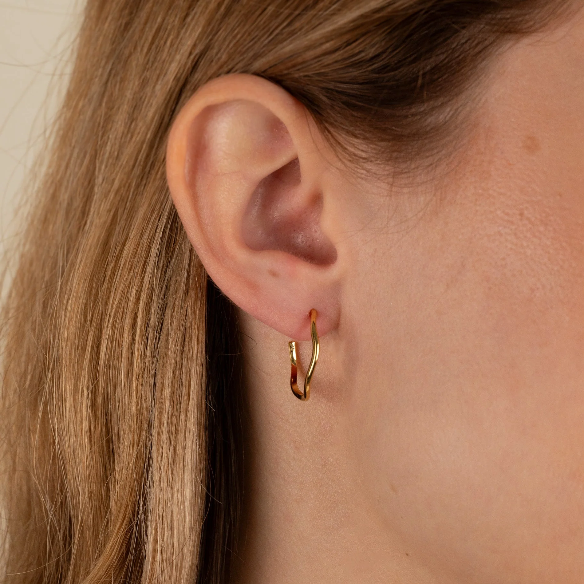 GAIA GOLDEN CREOL EARRING - Image 4