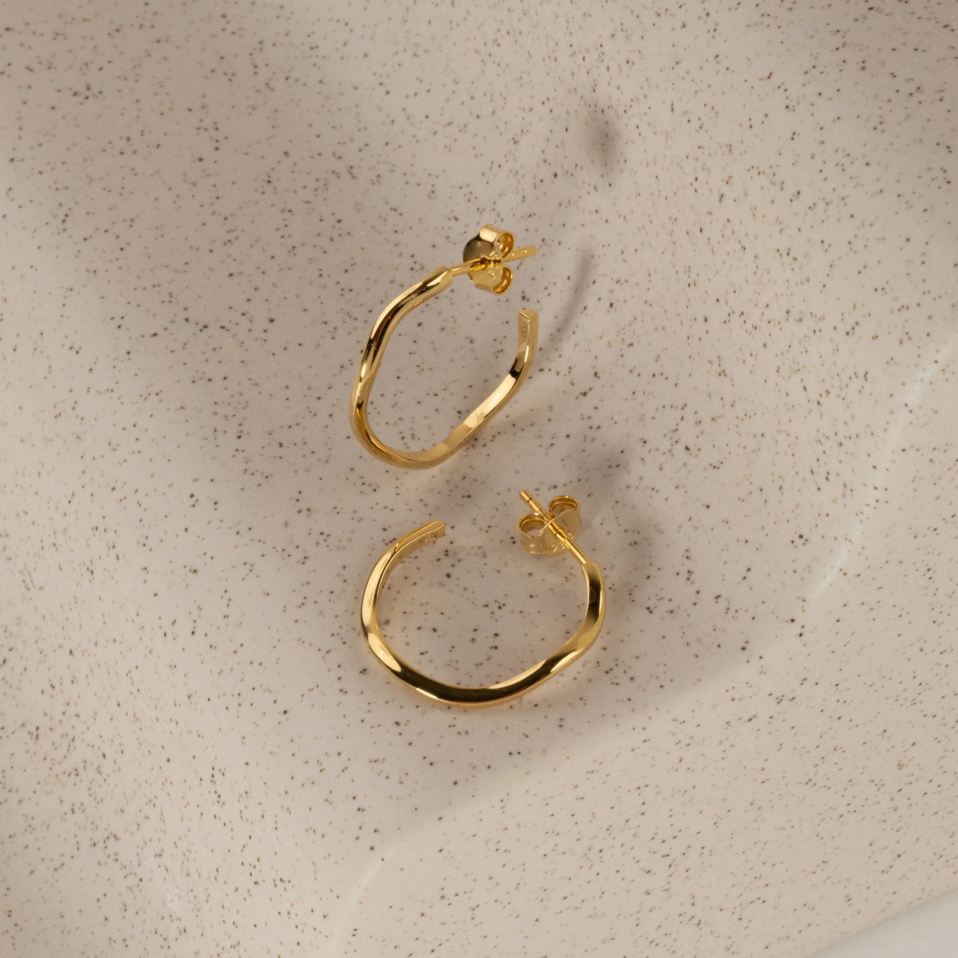 GAIA GOLDEN CREOL EARRING - Image 5