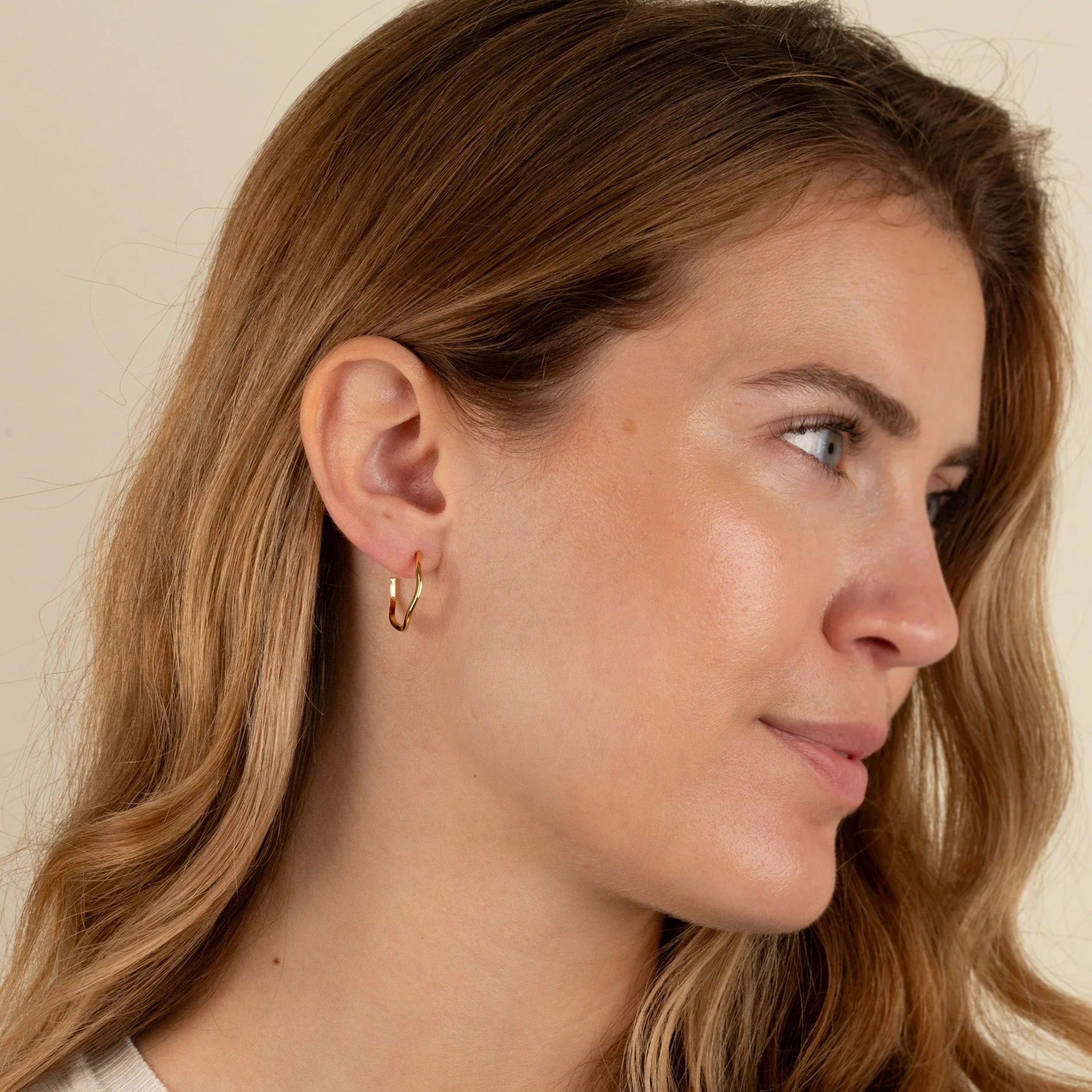 GAIA GOLDEN CREOL EARRING - Image 6