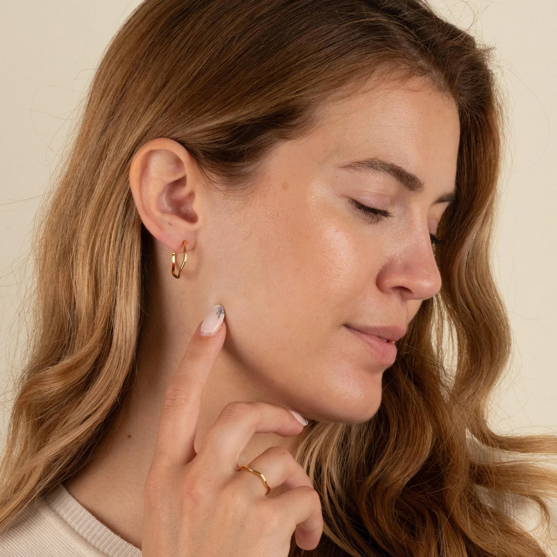GAIA GOLDEN CREOL EARRING - Image 8