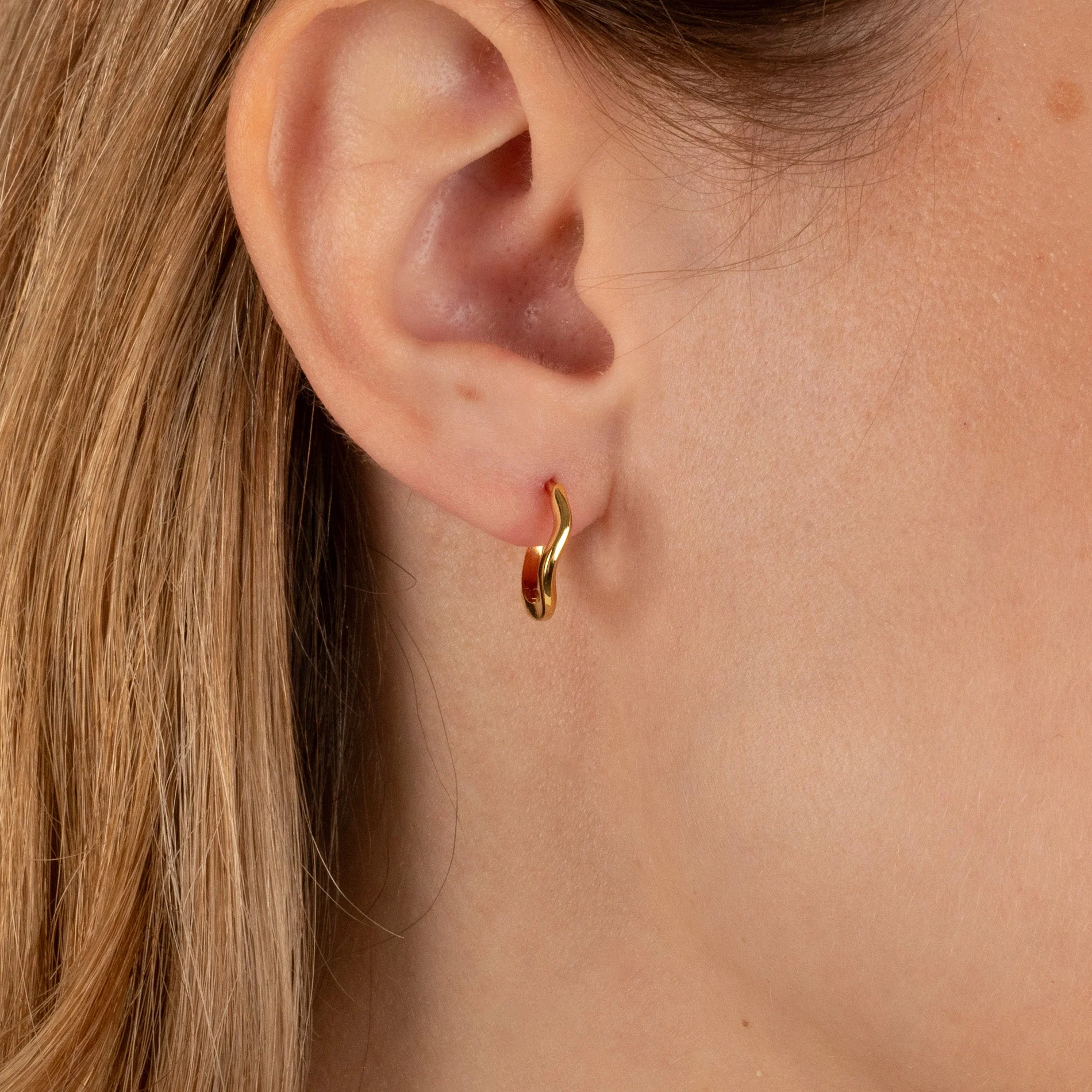 GAIA GOLDEN HUGGIE EARRING - Image 2