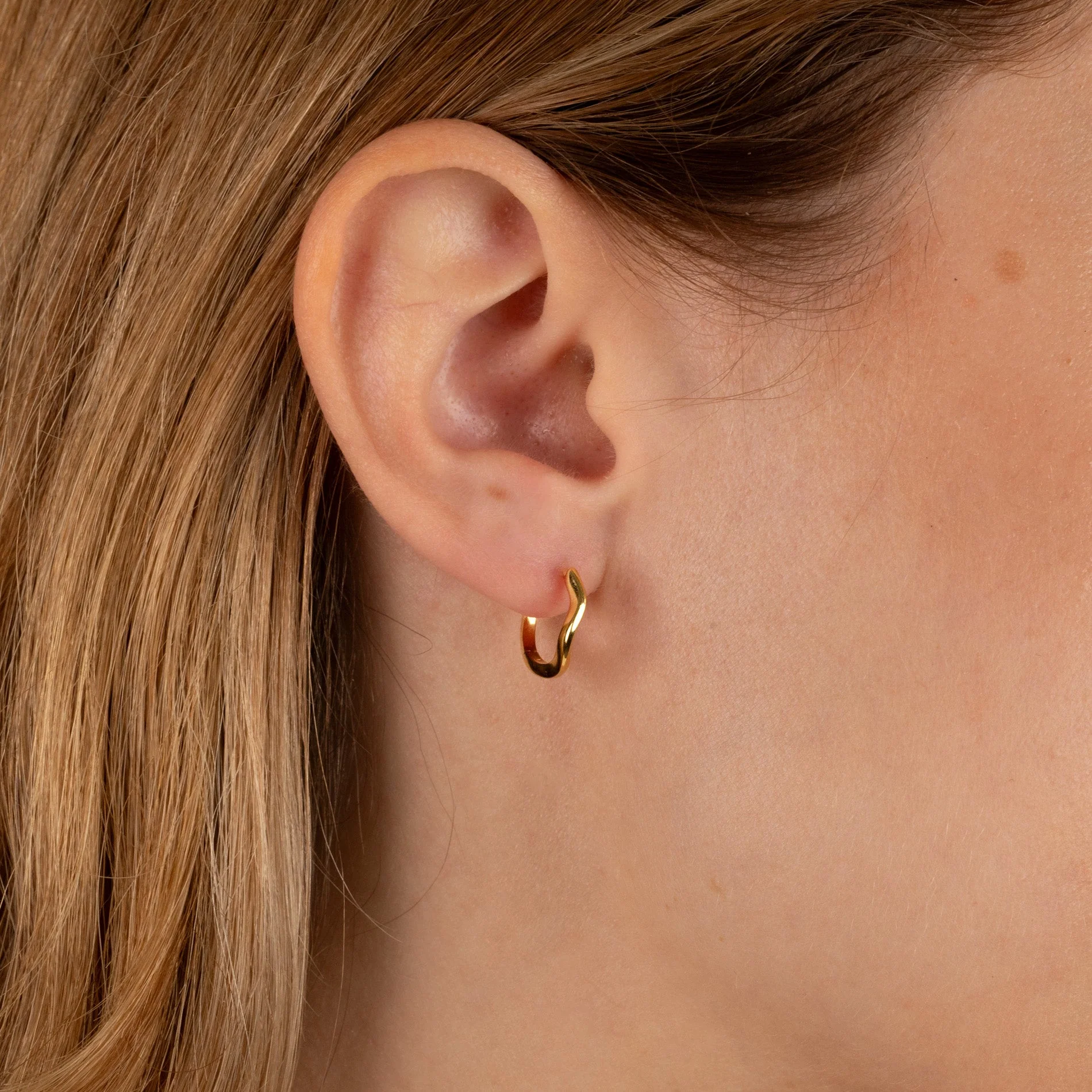 GAIA GOLDEN HUGGIE EARRING - Image 4