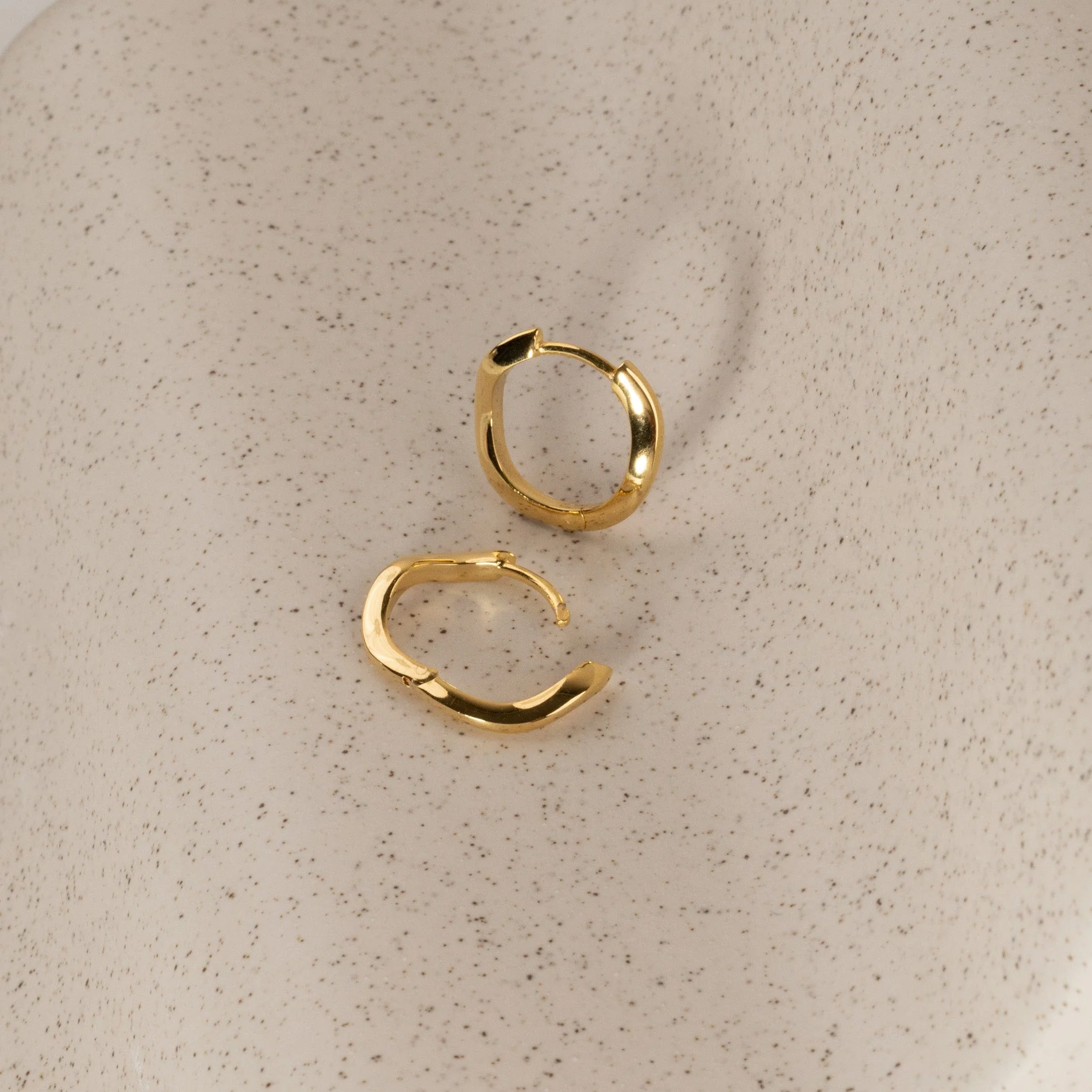 GAIA GOLDEN HUGGIE EARRING - Image 6