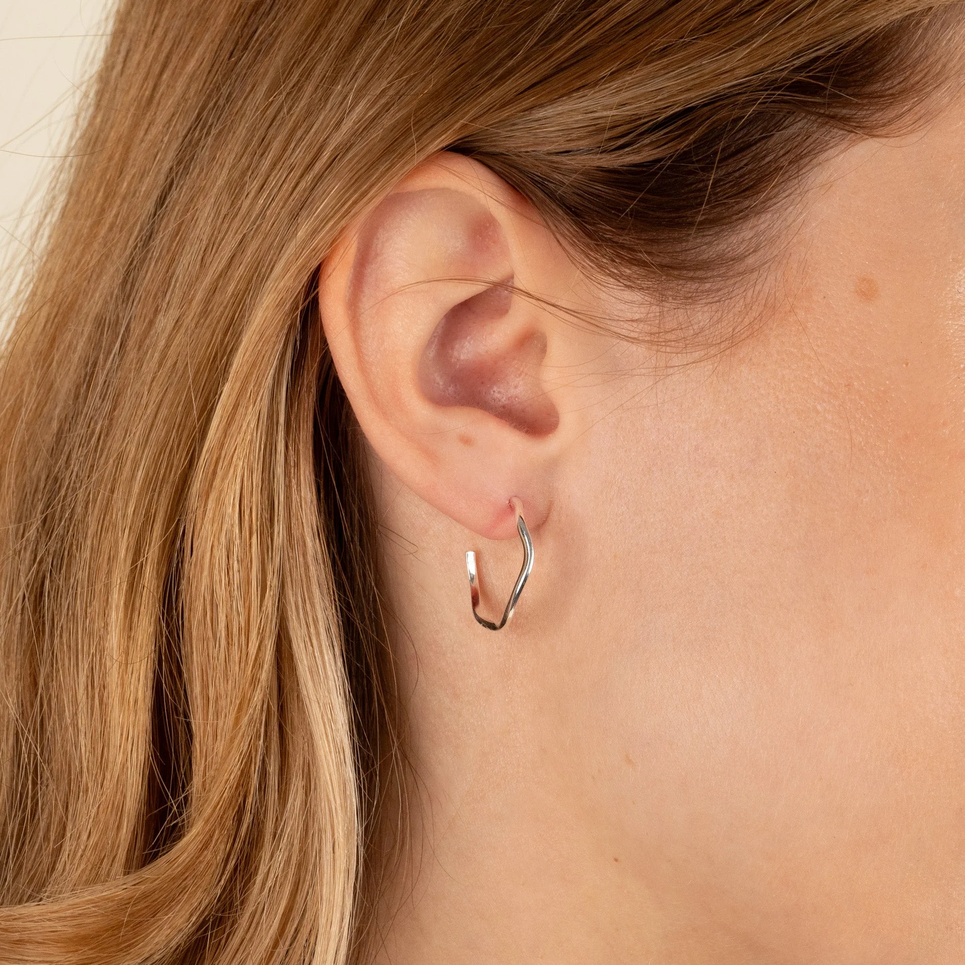 GAIA SILVER CREOL EARRING - Image 2