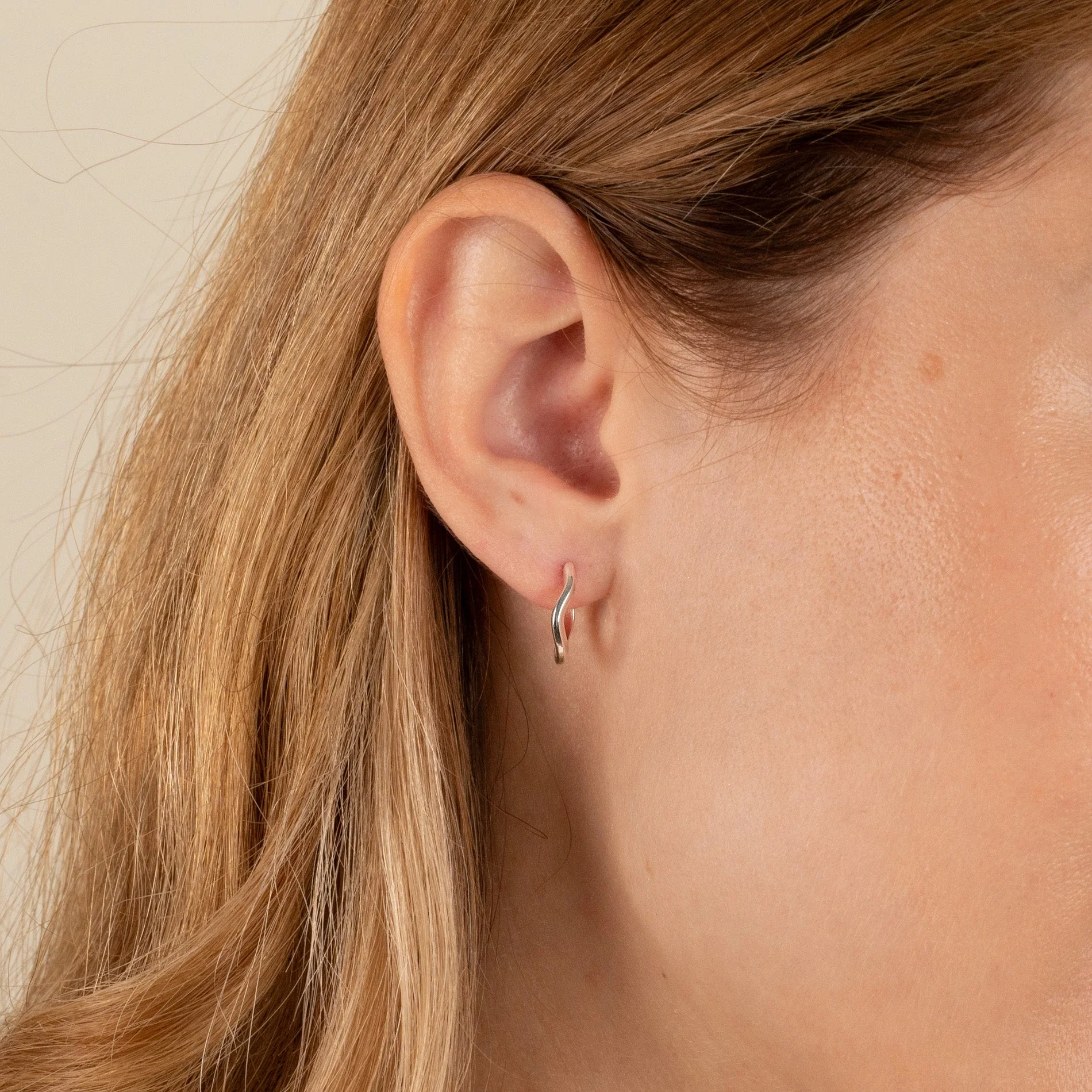 GAIA SILVER HUGGIE EARRING - Image 4