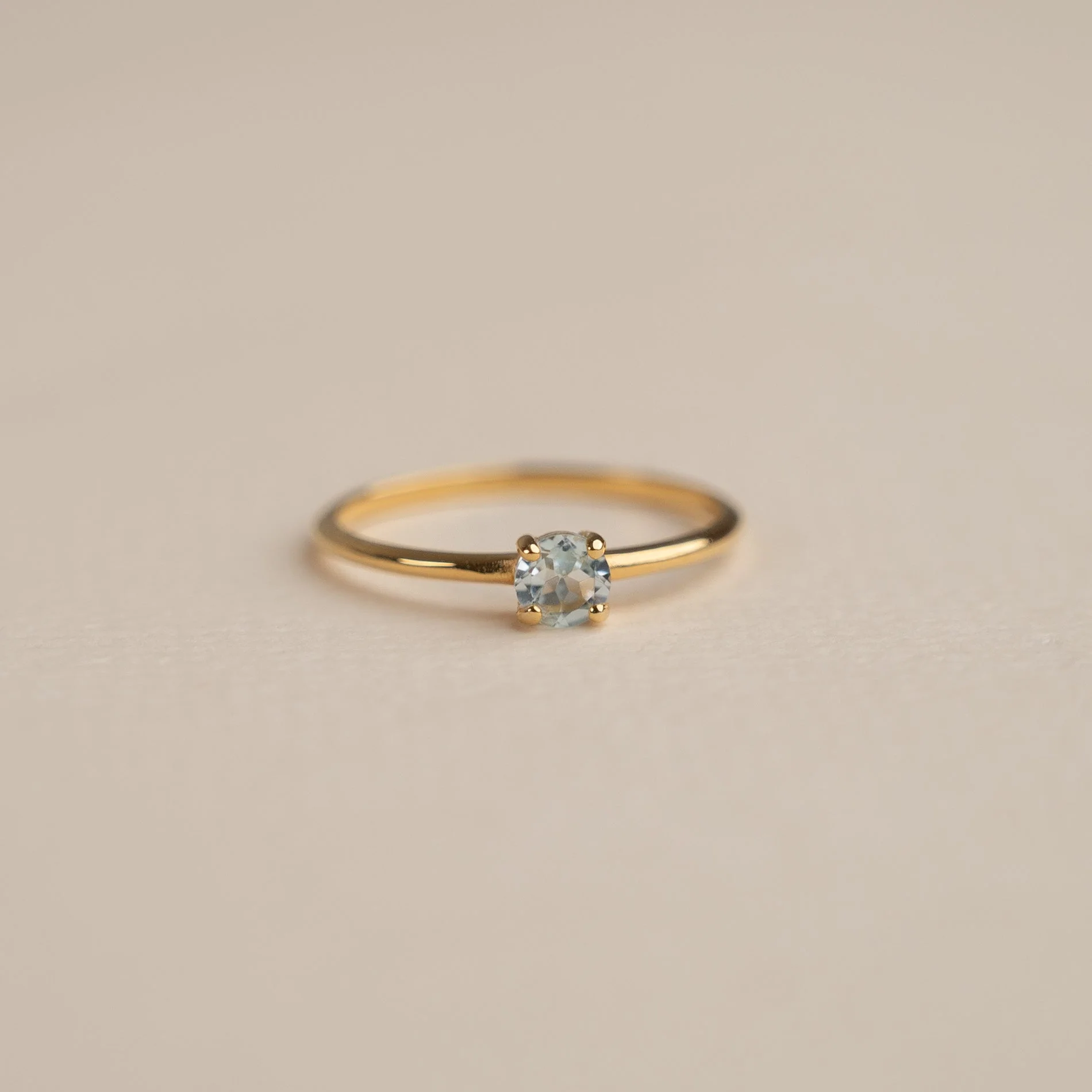 GEMMA BLUE TOPAZ GOLDEN RING - Image 5