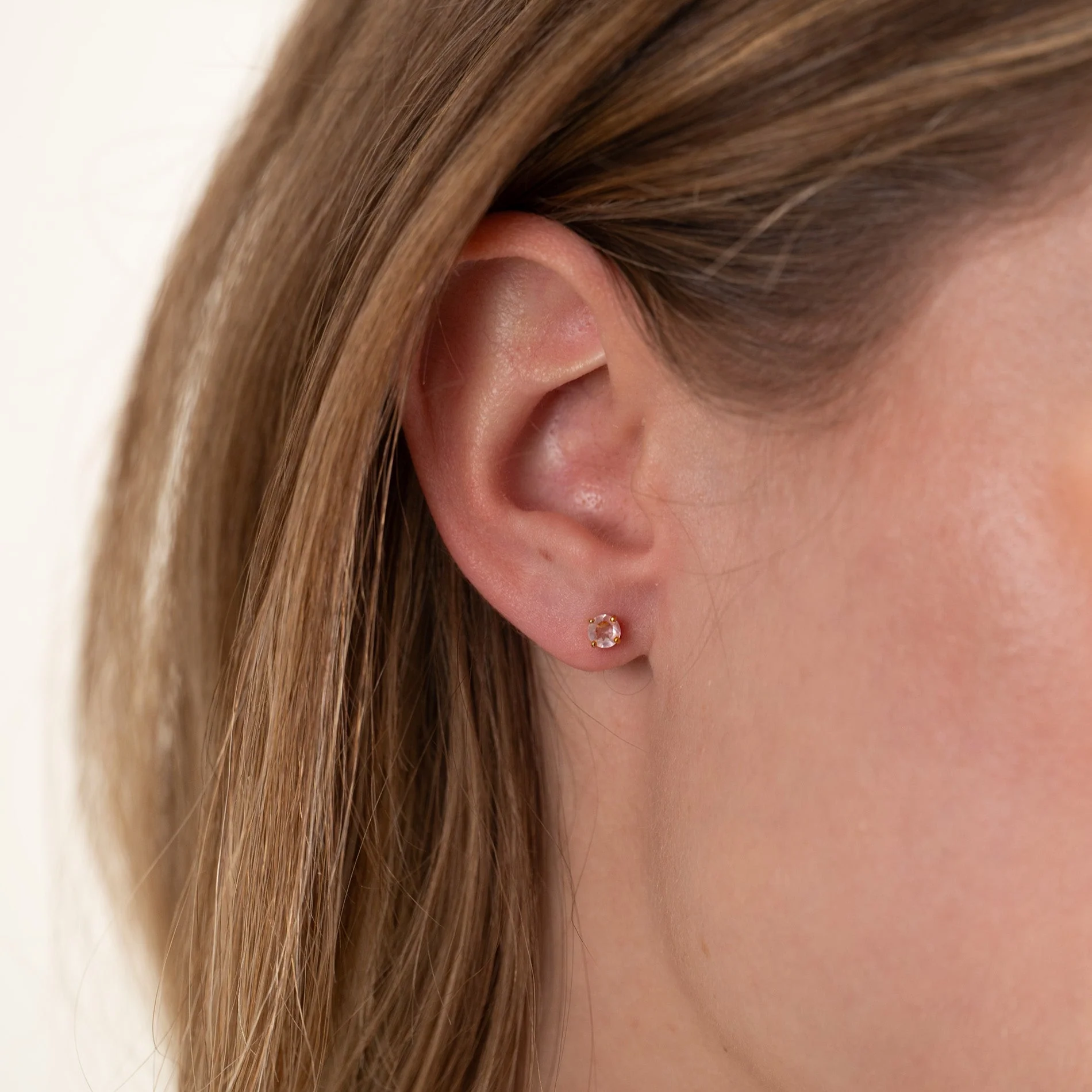 GEMMA ROSE QUARTZ GOLDEN STUD EARRING - Image 2