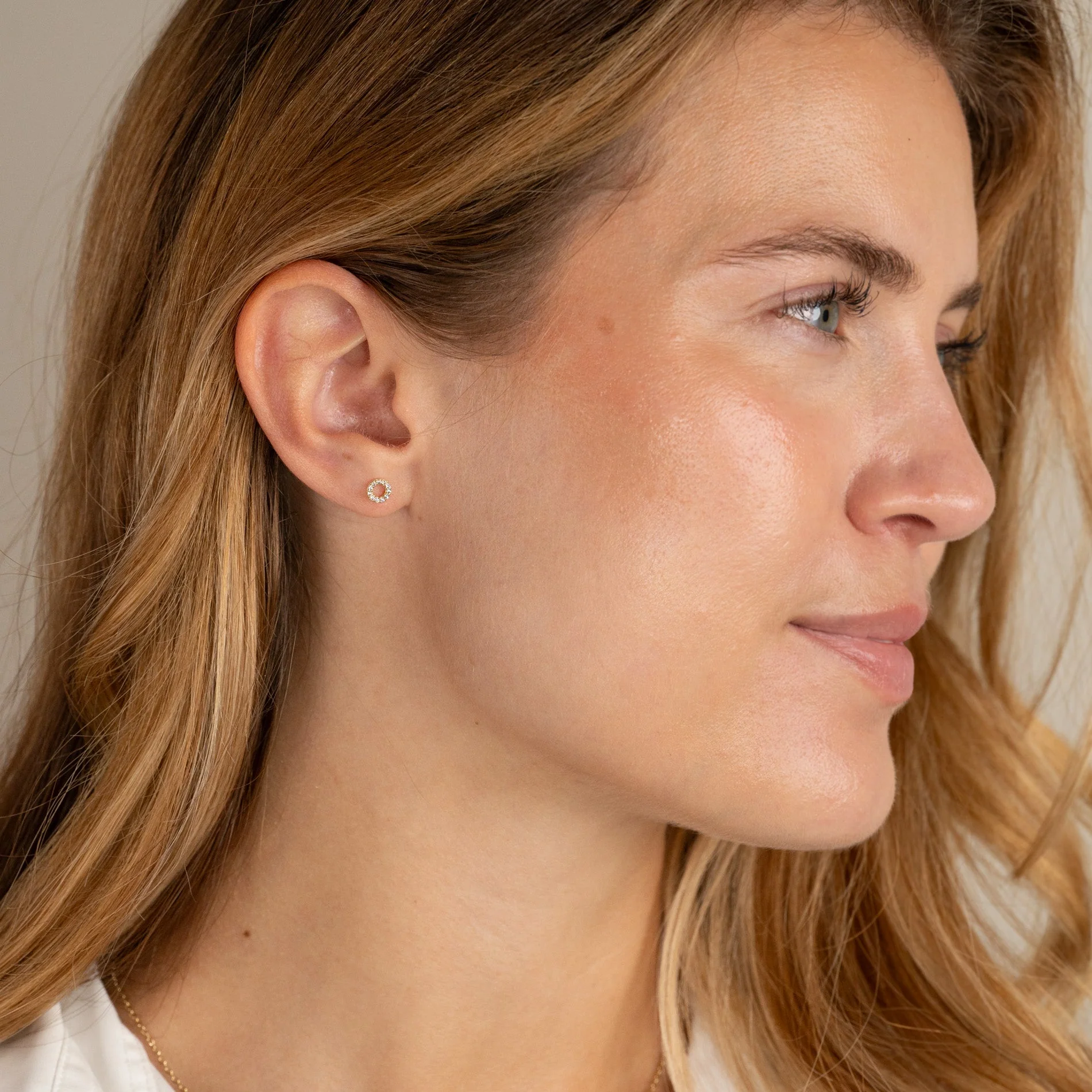 GLORIA CRYSTAL MINI SOLID GOLD EARRING - Image 4