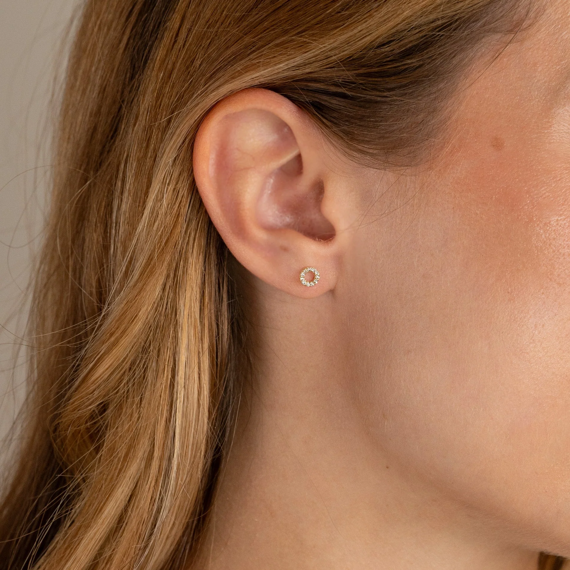 GLORIA CRYSTAL MINI SOLID GOLD EARRING - Image 7