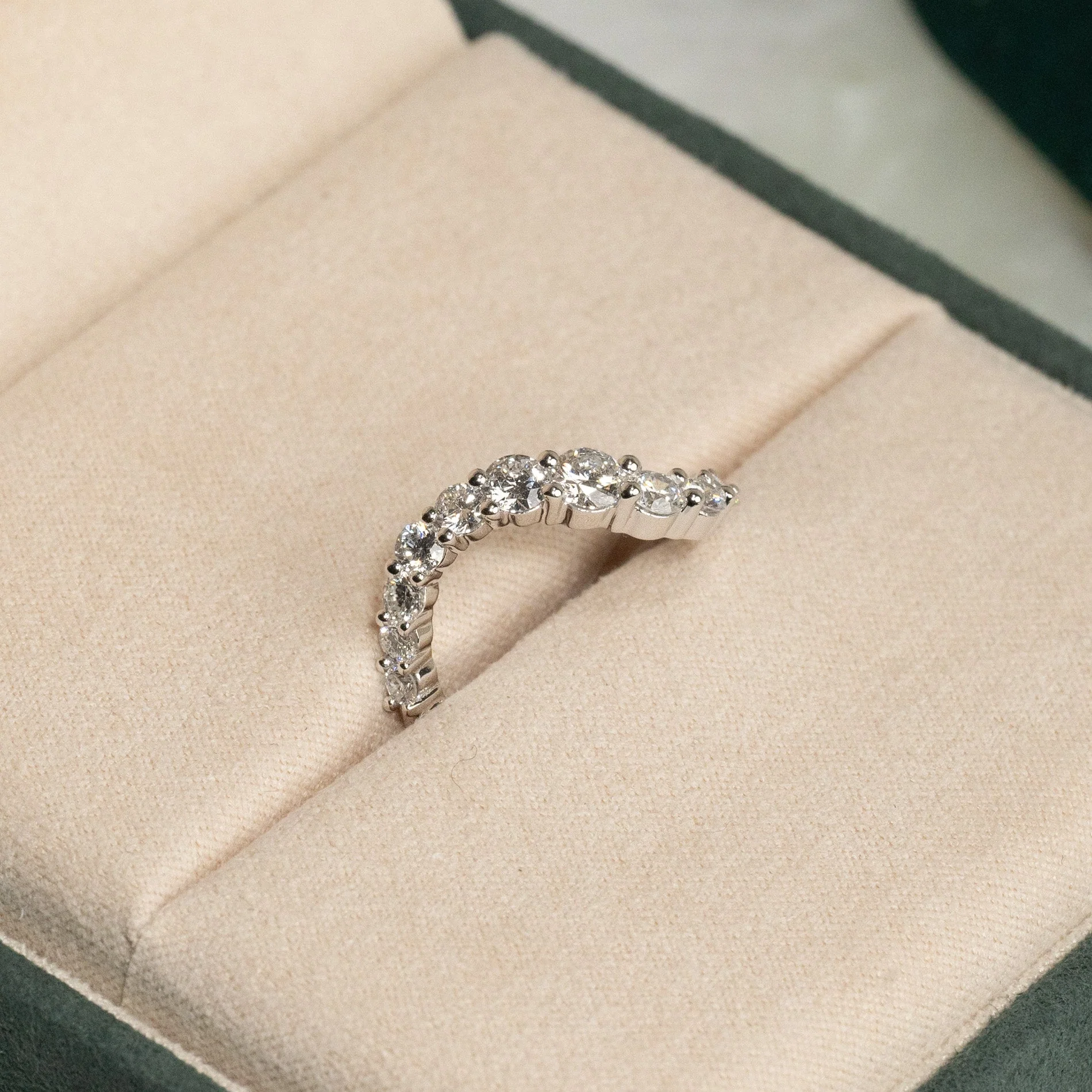 GRADUATING CURVED LAB-DIAMOND RING - 1.2ct - WG - Image 10