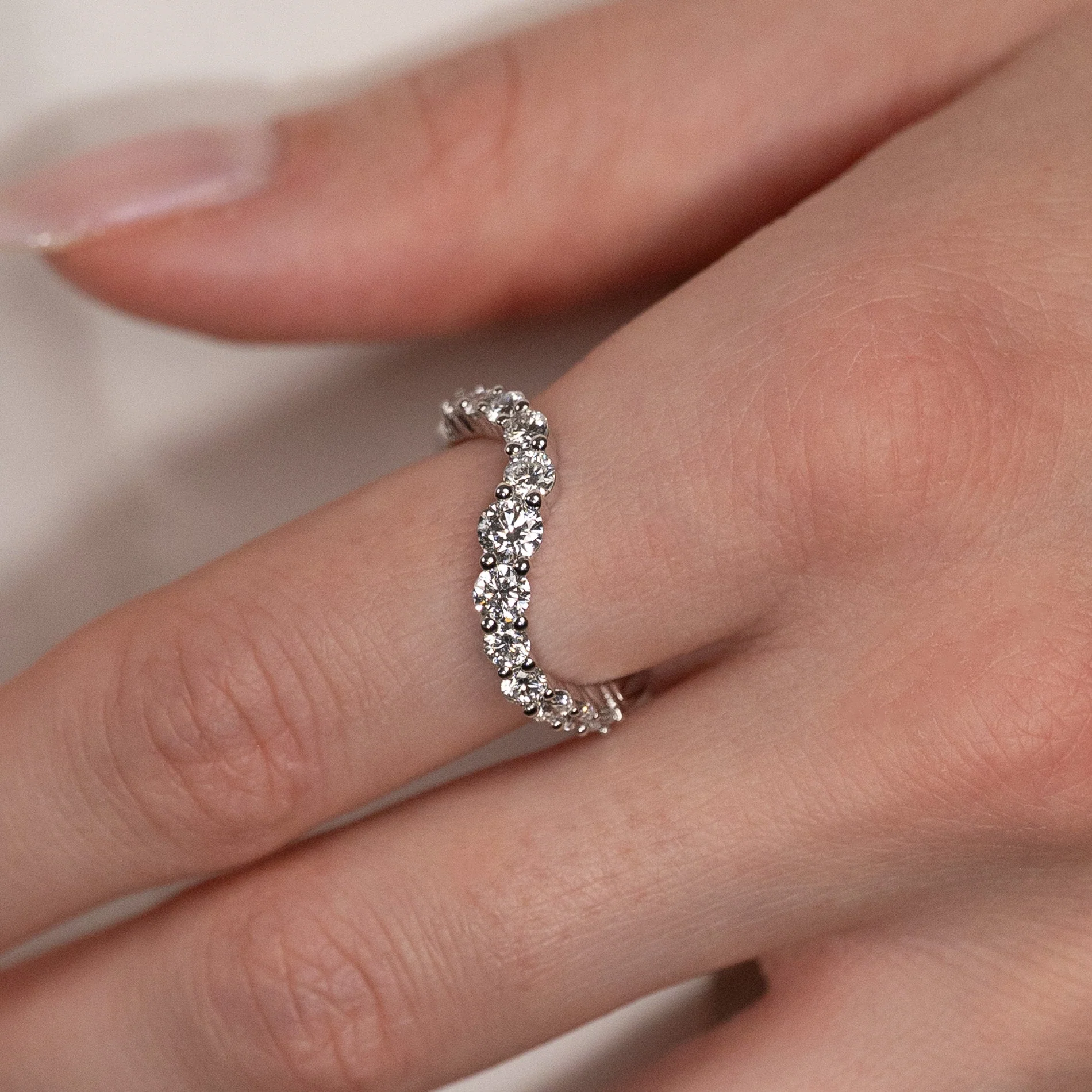 GRADUATING CURVED LAB-DIAMOND RING - 1.2ct - WG - Image 2