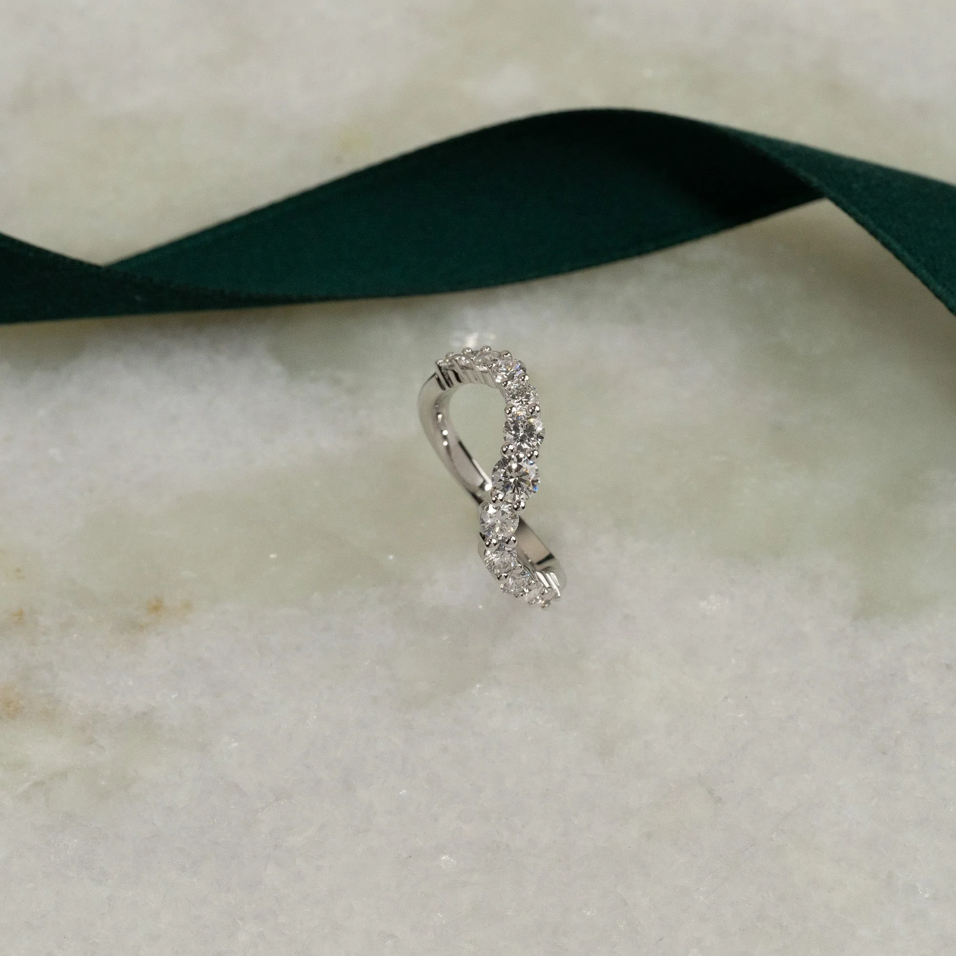 GRADUATING CURVED LAB-DIAMOND RING - 1.2ct - WG - Image 3