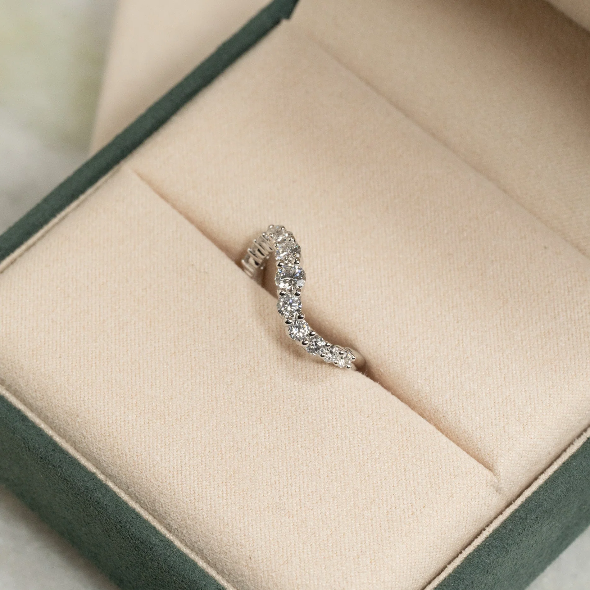 GRADUATING CURVED LAB-DIAMOND RING - 1.2ct - WG - Image 4