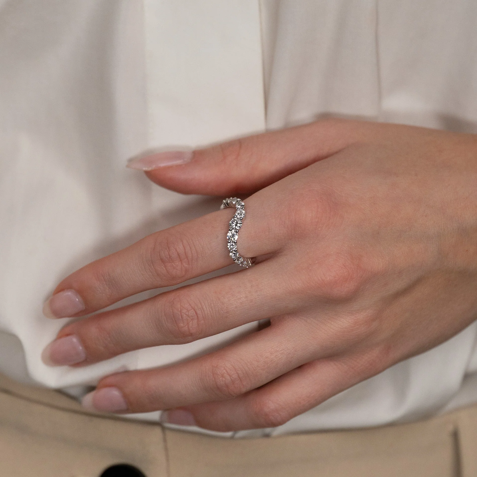 GRADUATING CURVED LAB-DIAMOND RING - 1.2ct - WG - Image 5