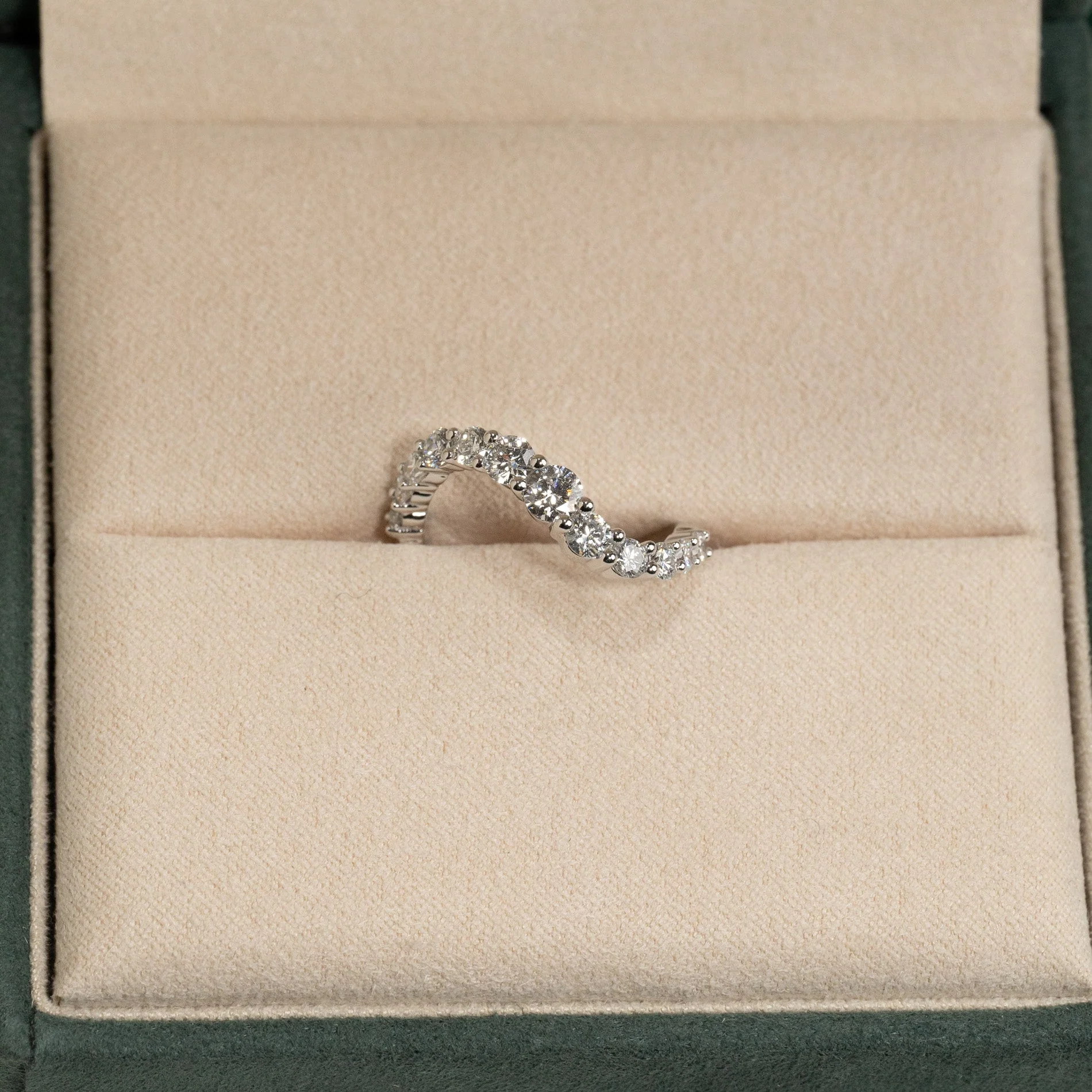 GRADUATING CURVED LAB-DIAMOND RING - 1.2ct - WG - Image 6