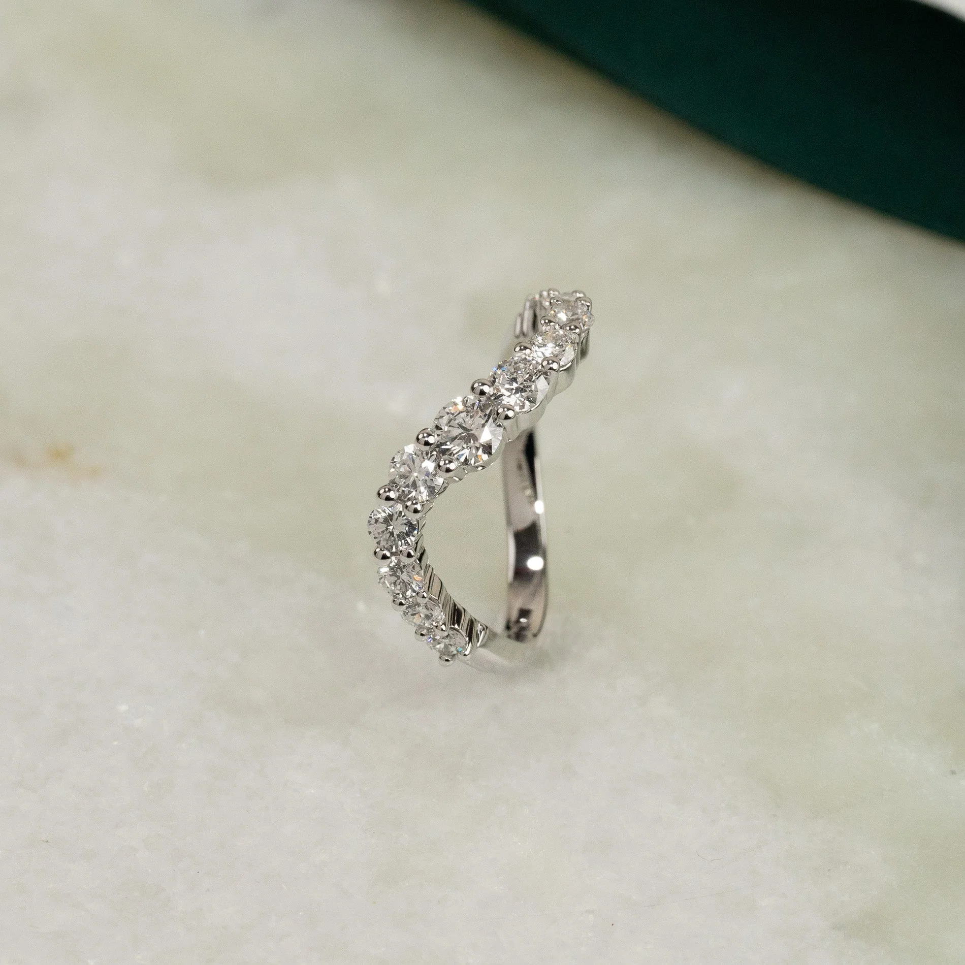 GRADUATING CURVED LAB-DIAMOND RING - 1.2ct - WG - Image 7