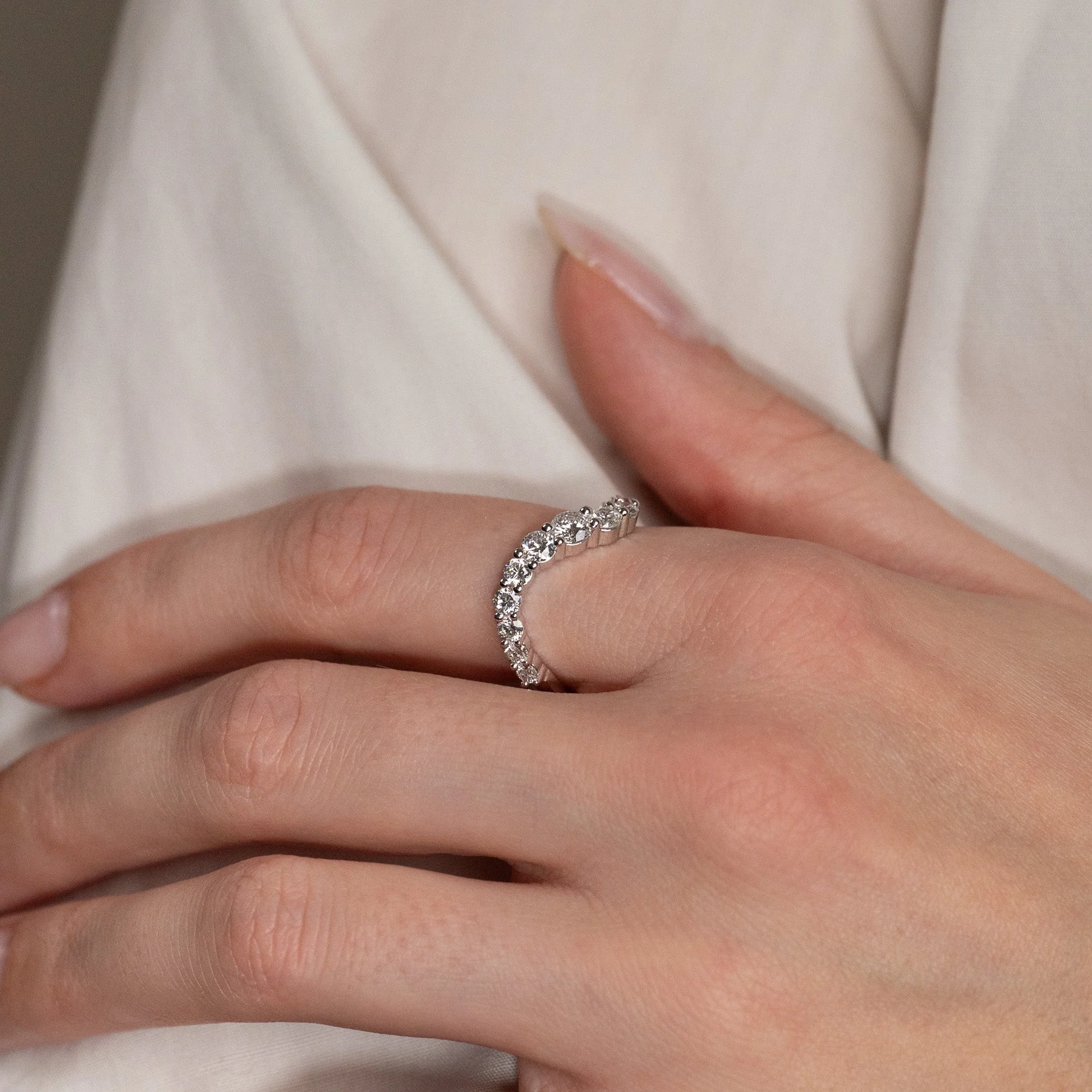 GRADUATING CURVED LAB-DIAMOND RING - 1.2ct - WG - Image 8
