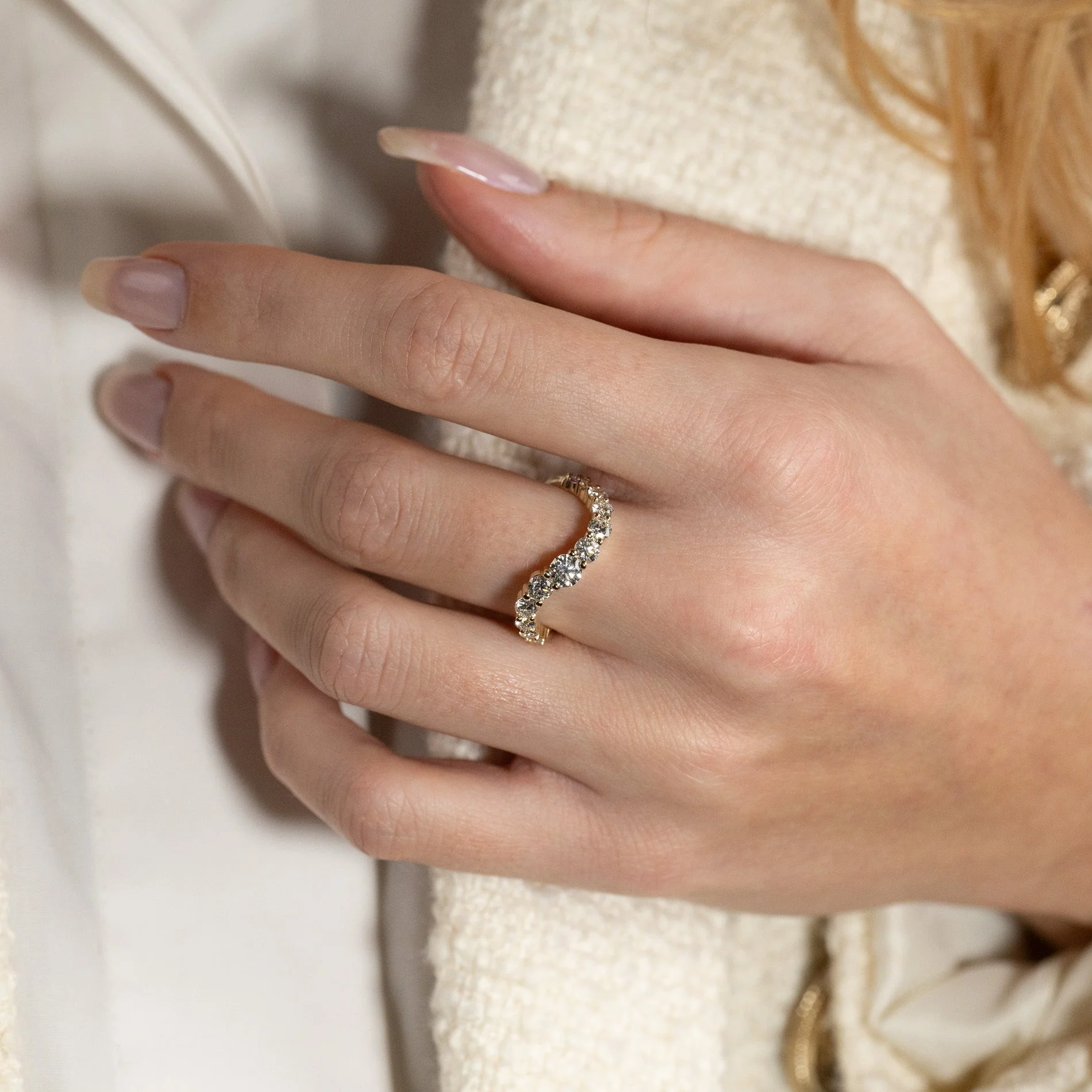 GRADUATING CURVED LAB-DIAMOND RING - 1.2ct - YG - Image 2