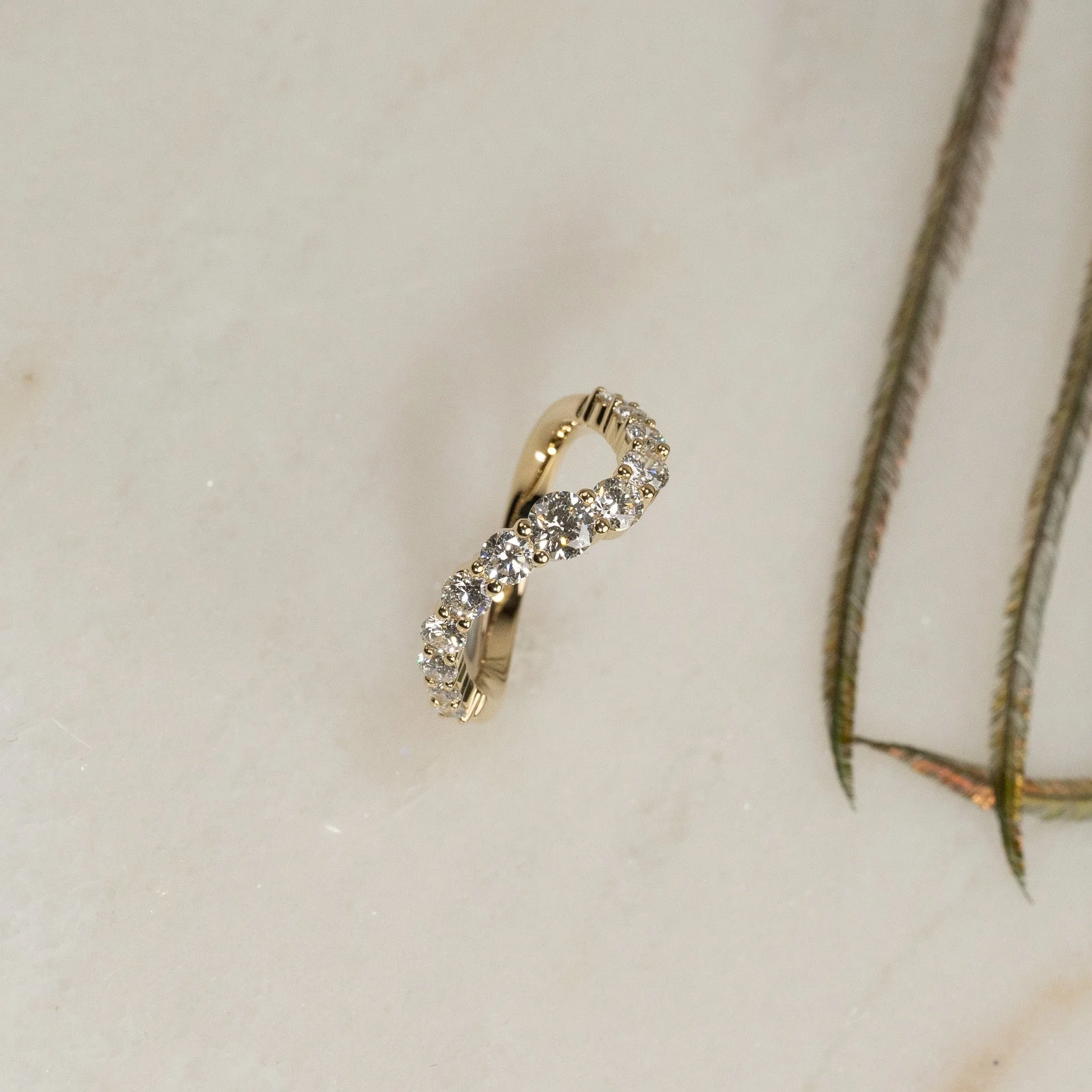 GRADUATING CURVED LAB-DIAMOND RING - 1.2ct - YG - Image 3