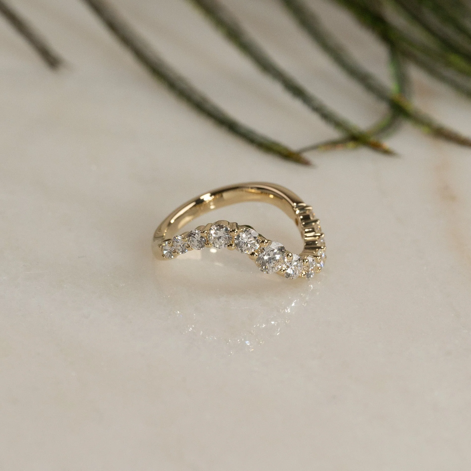 GRADUATING CURVED LAB-DIAMOND RING - 1.2ct - YG - Image 4