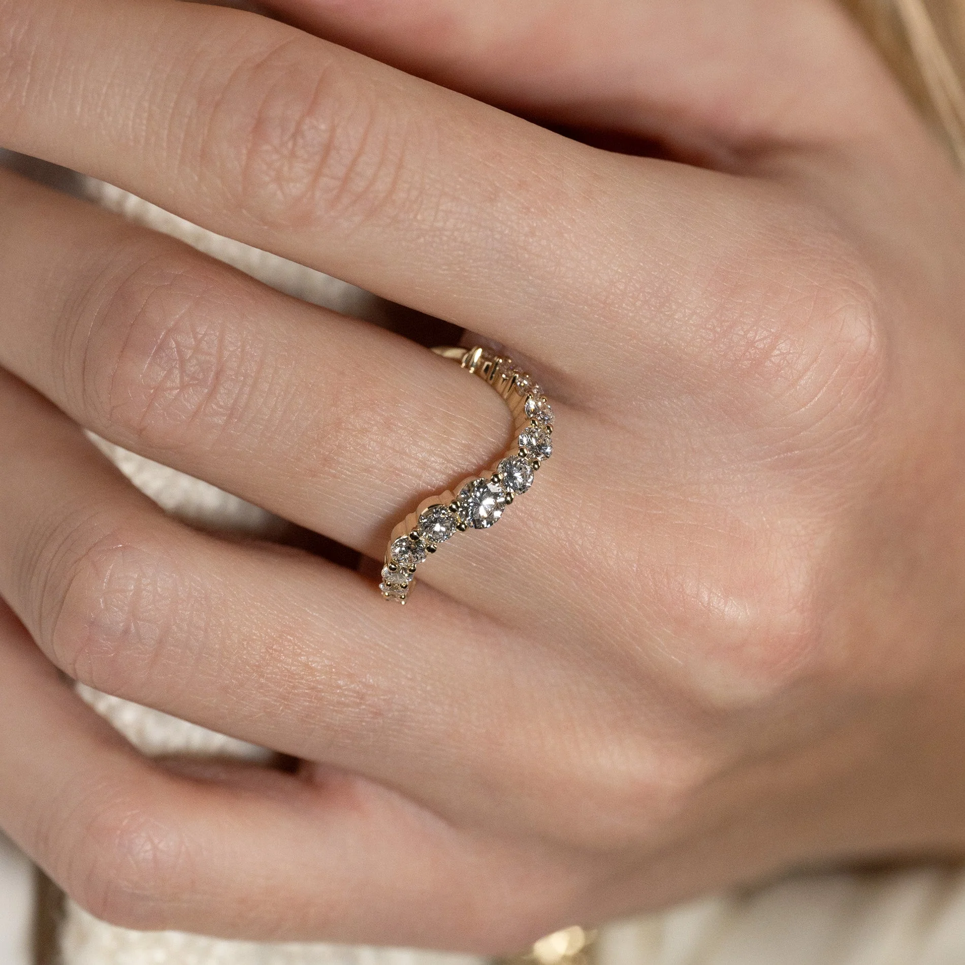 GRADUATING CURVED LAB-DIAMOND RING - 1.2ct - YG - Image 5