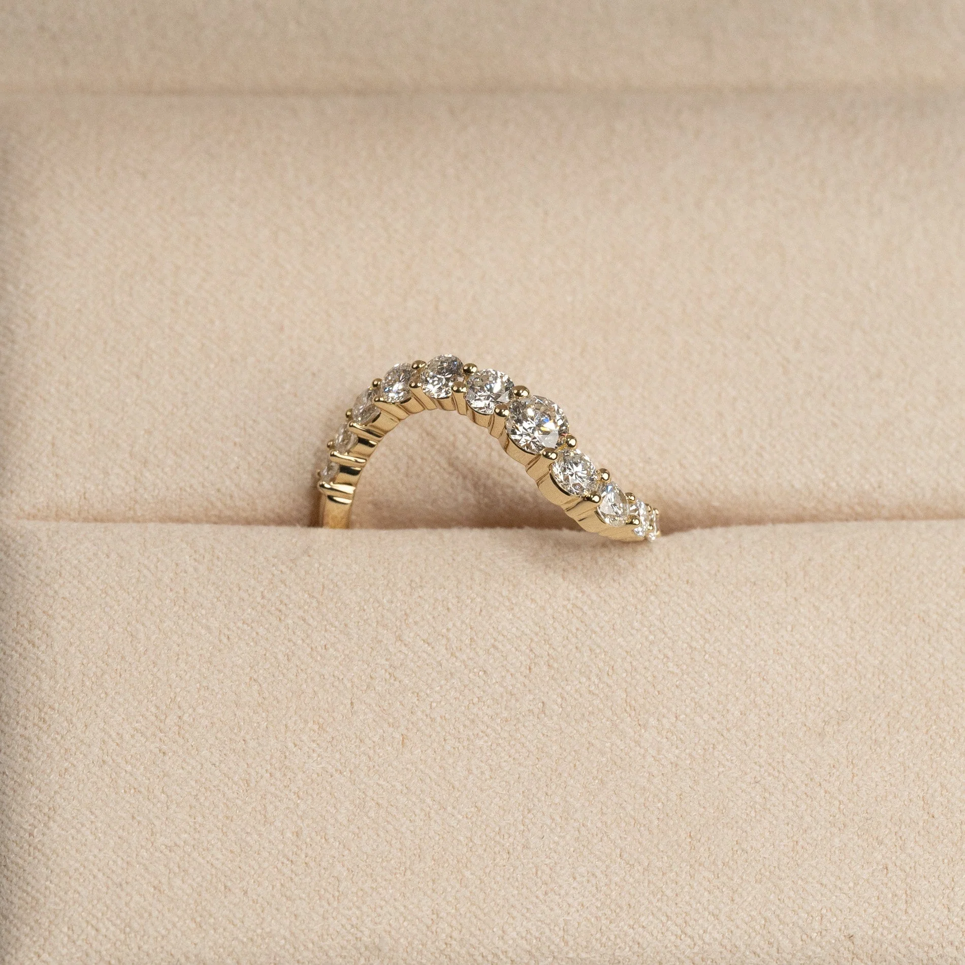 GRADUATING CURVED LAB-DIAMOND RING - 1.2ct - YG - Image 6