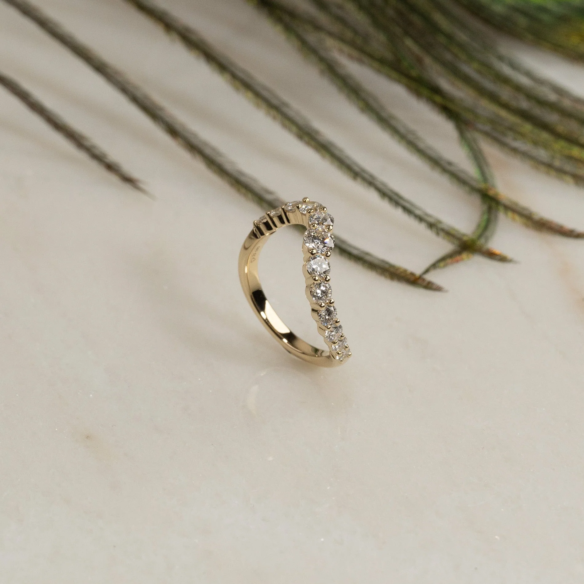 GRADUATING CURVED LAB-DIAMOND RING - 1.2ct - YG - Image 9