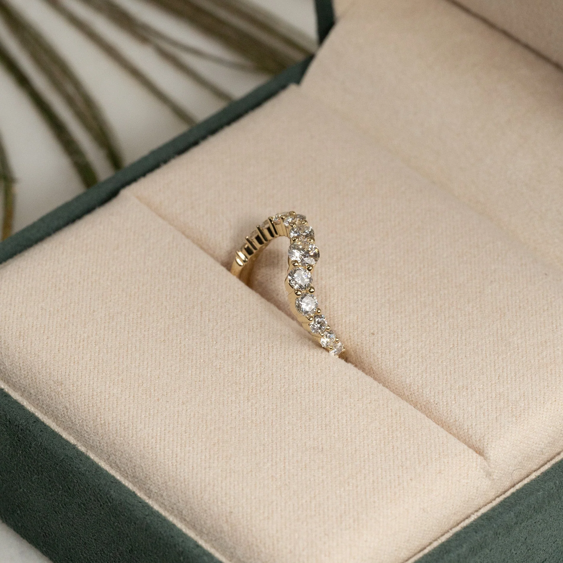 GRADUATING CURVED DIAMOND RING - Image 2
