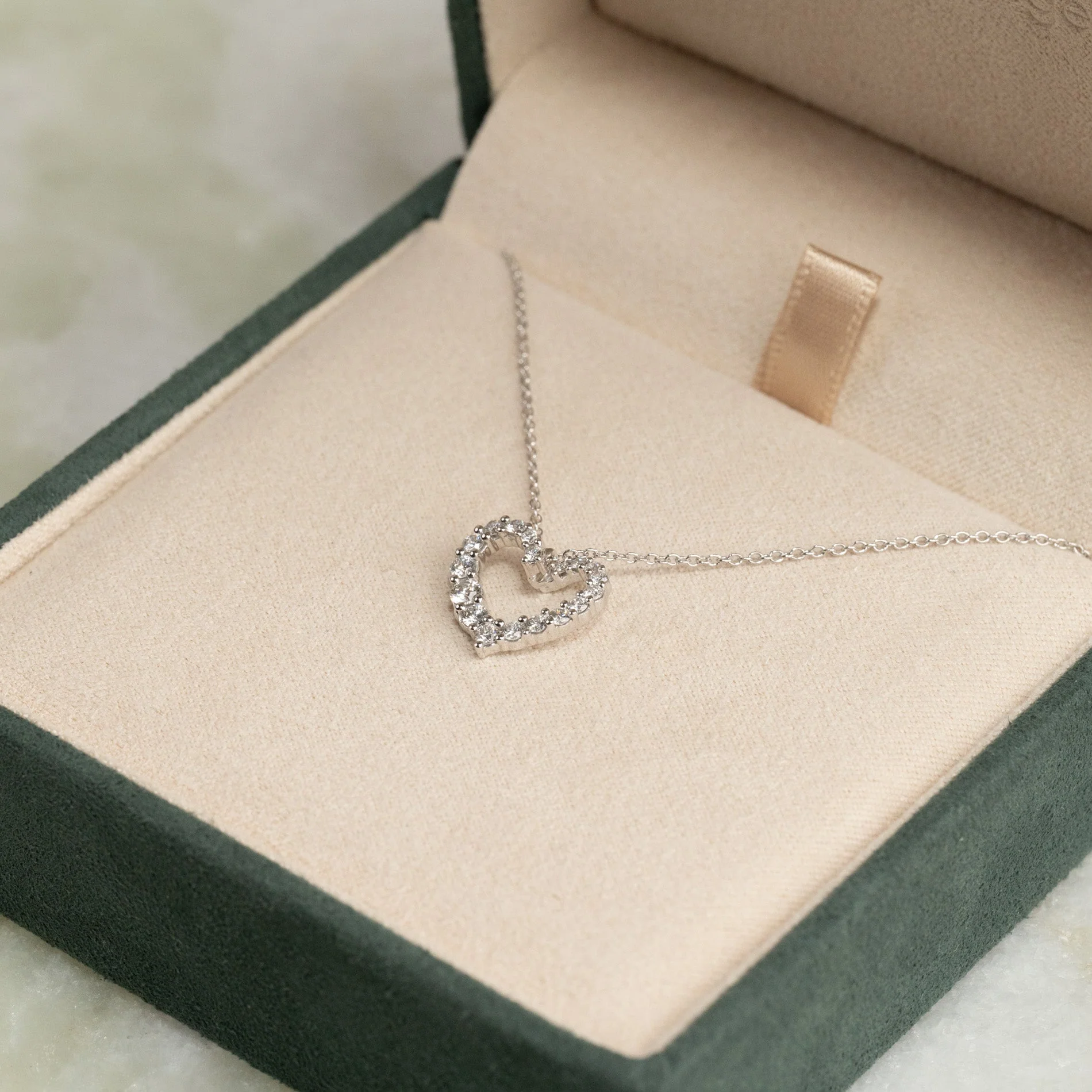 GRADUATING CURVED HEART LAB-DIAMOND PENDANT - 0.45ct - WG - Image 3
