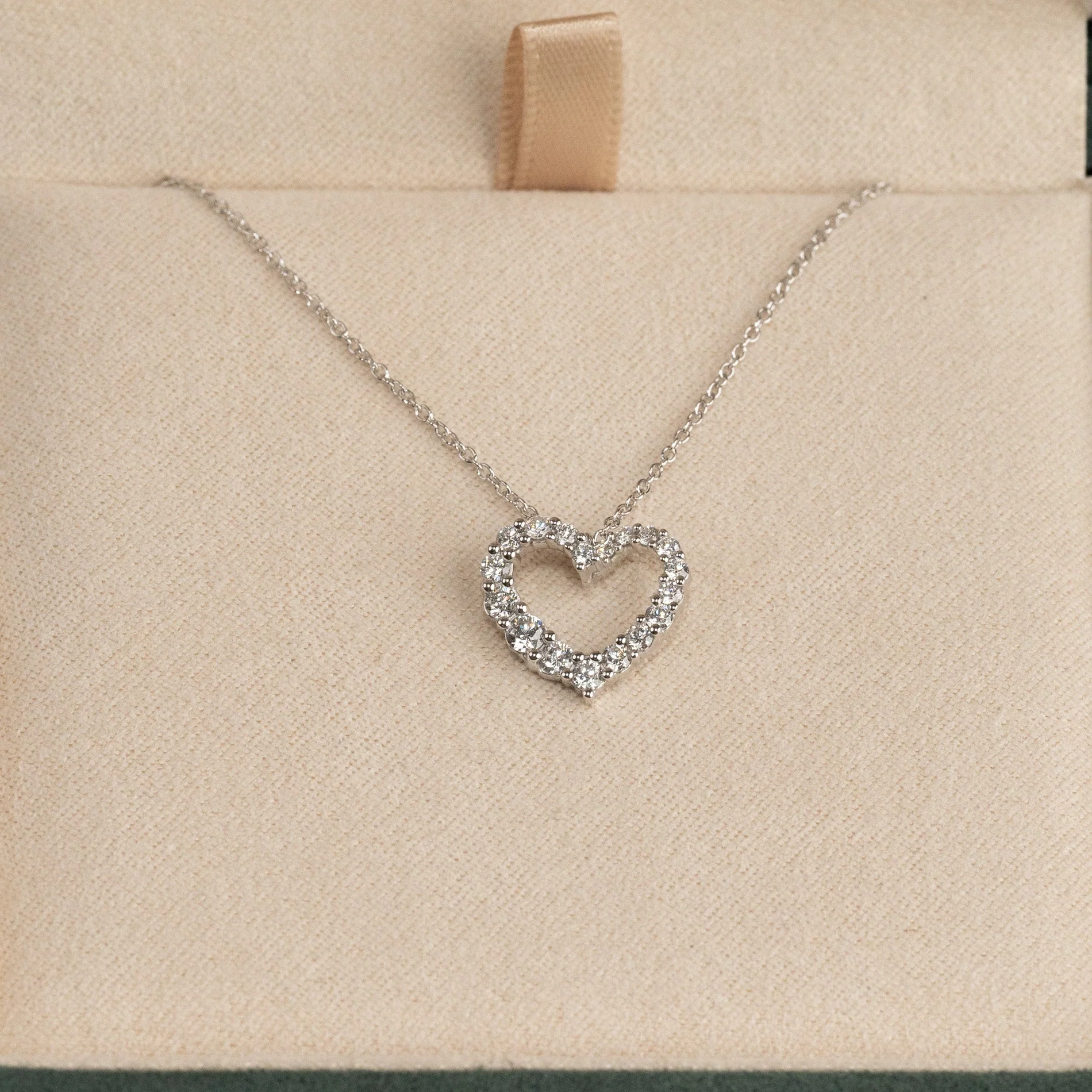 GRADUATING CURVED HEART LAB-DIAMOND PENDANT - 0.45ct - WG - Image 6