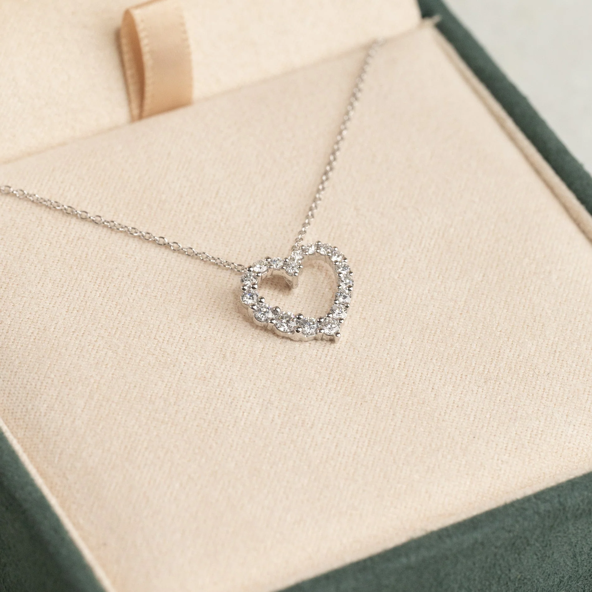 GRADUATING CURVED HEART LAB-DIAMOND PENDANT - 0.45ct - WG - Image 8