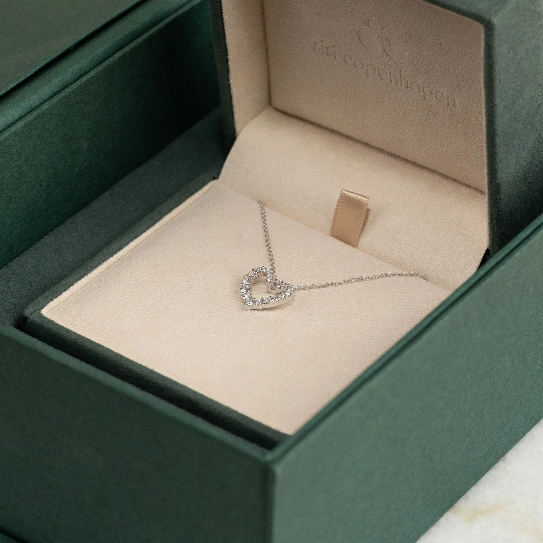 GRADUATING CURVED HEART LAB-DIAMOND PENDANT - 0.45ct - WG - Image 9