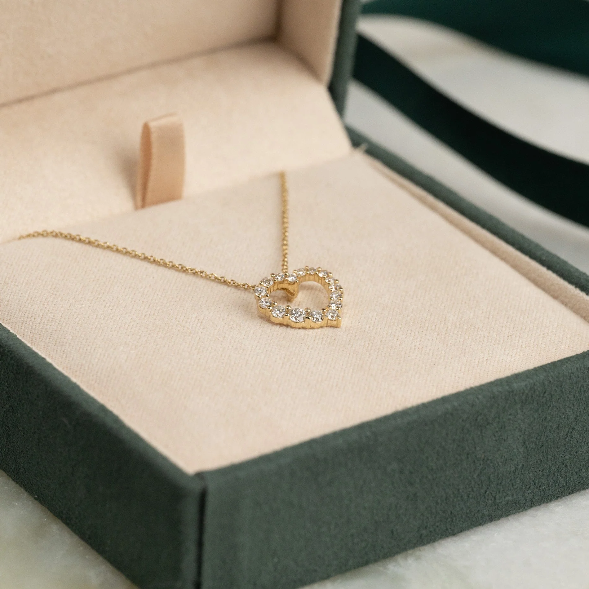 GRADUATING CURVED HEART LAB-DIAMOND PENDANT - 0.45ct - YG - Image 10