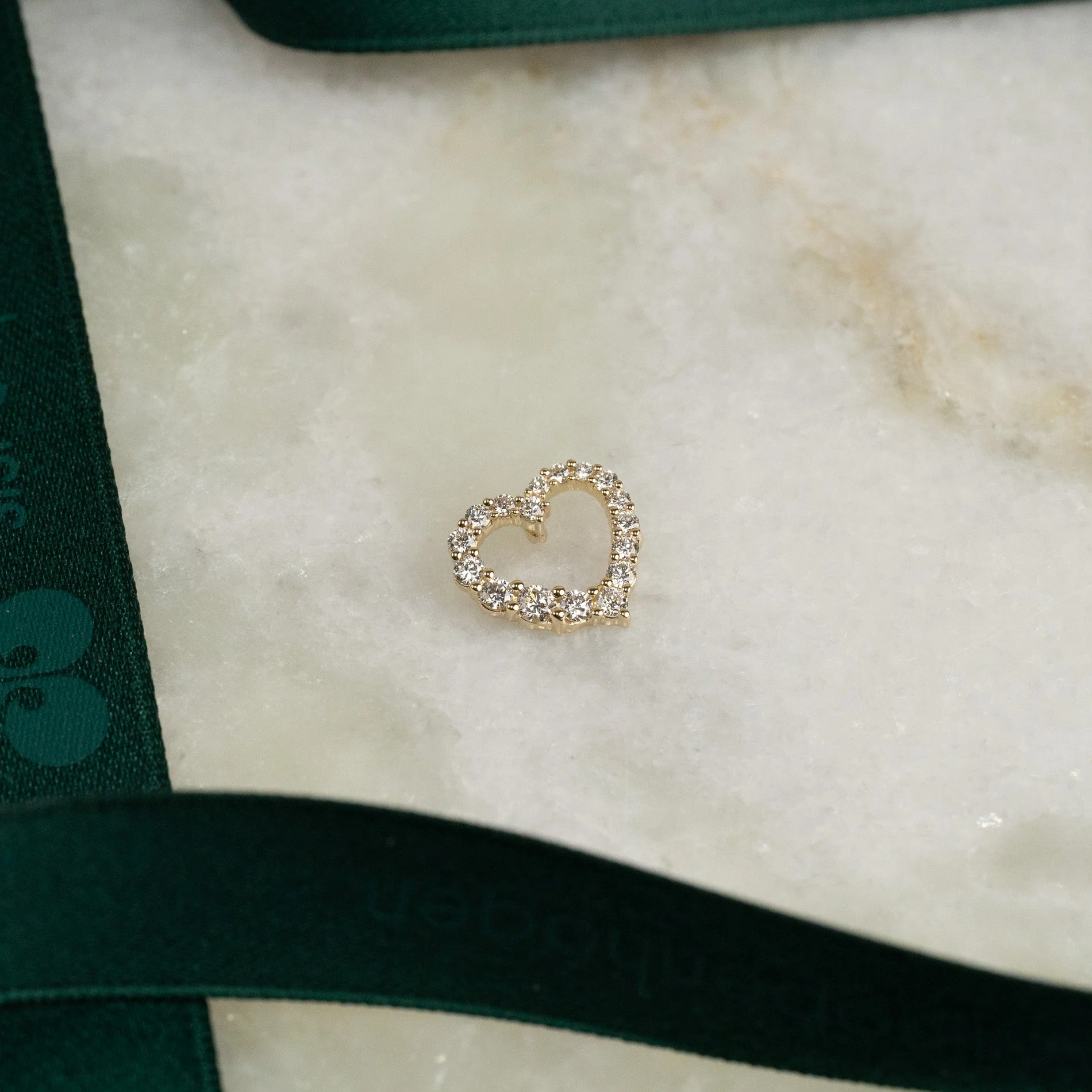 GRADUATING CURVED HEART LAB-DIAMOND PENDANT - 0.45ct - YG - Image 2